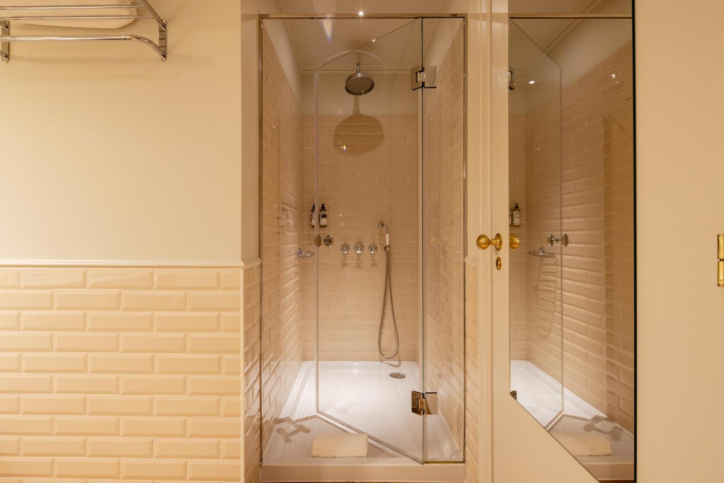 Deluxe Room - Photo 10