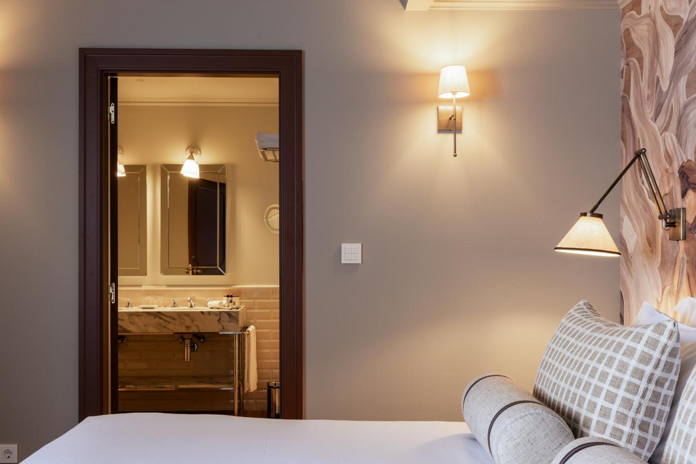 Deluxe Room - Photo 7