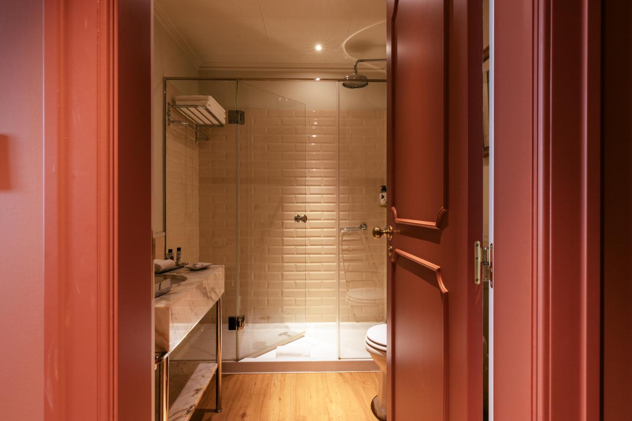 Deluxe Room - Photo 8