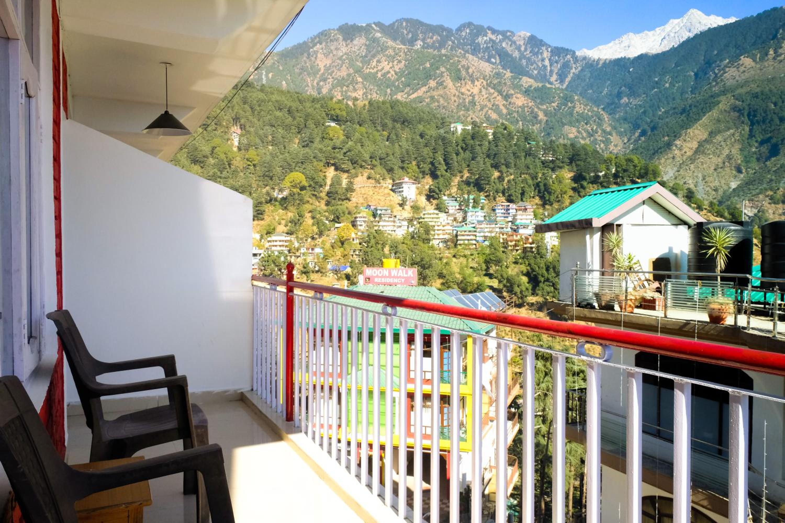 Deluxe Double Room with Balcony - Photo 10