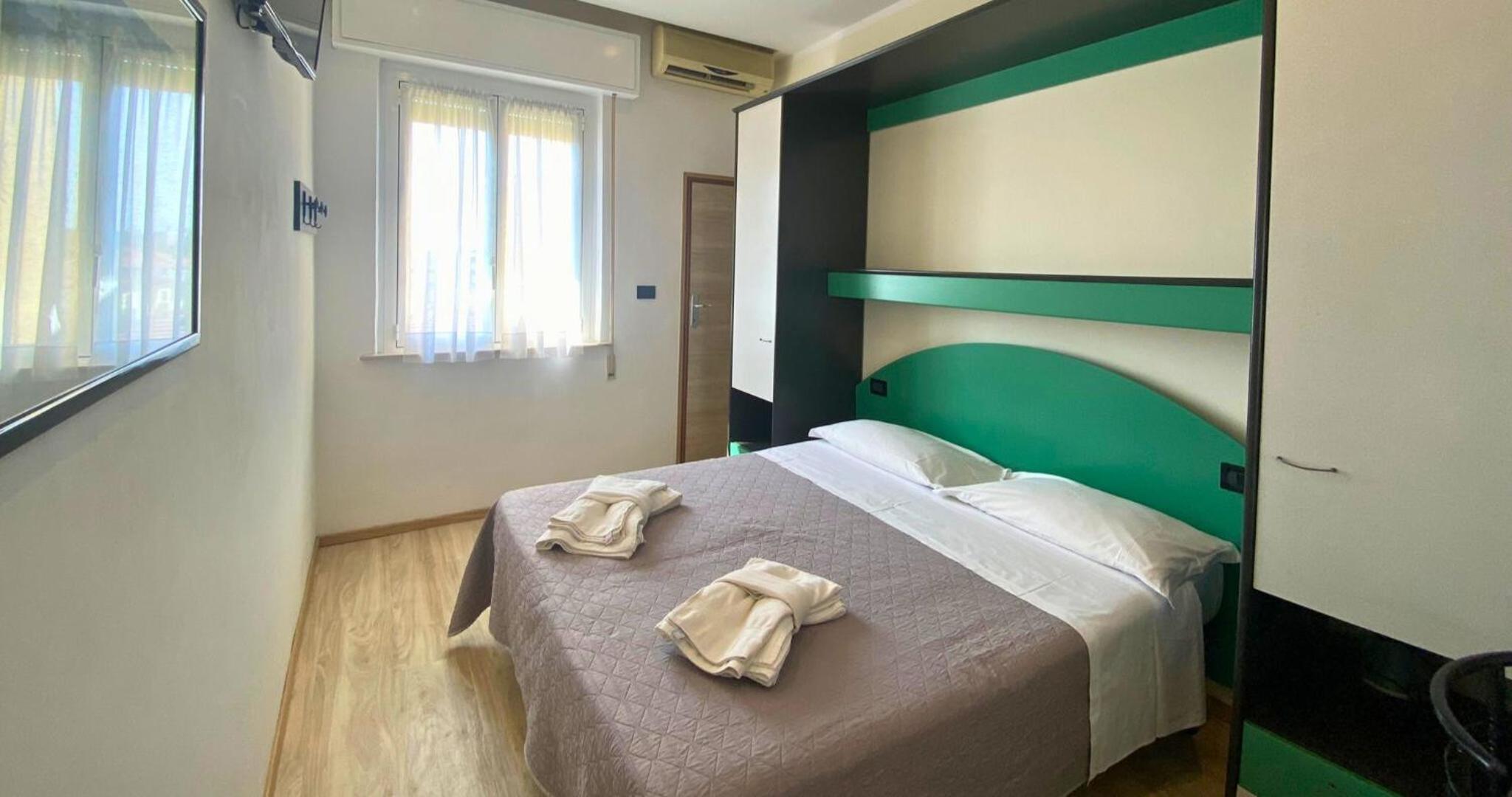 Budget Double Room - Photo 6