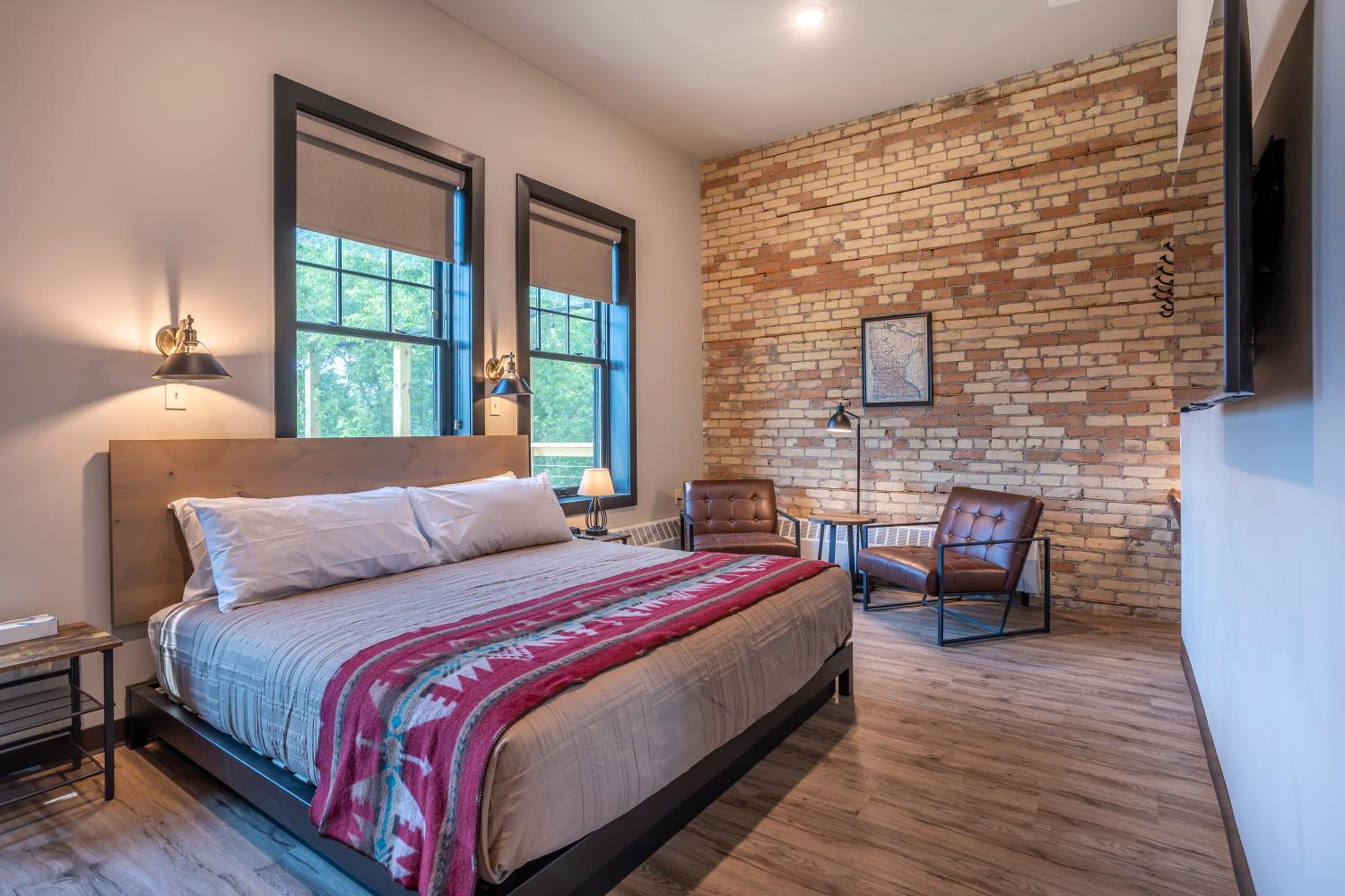 Room 9 @ 102 West Main Street photo 3