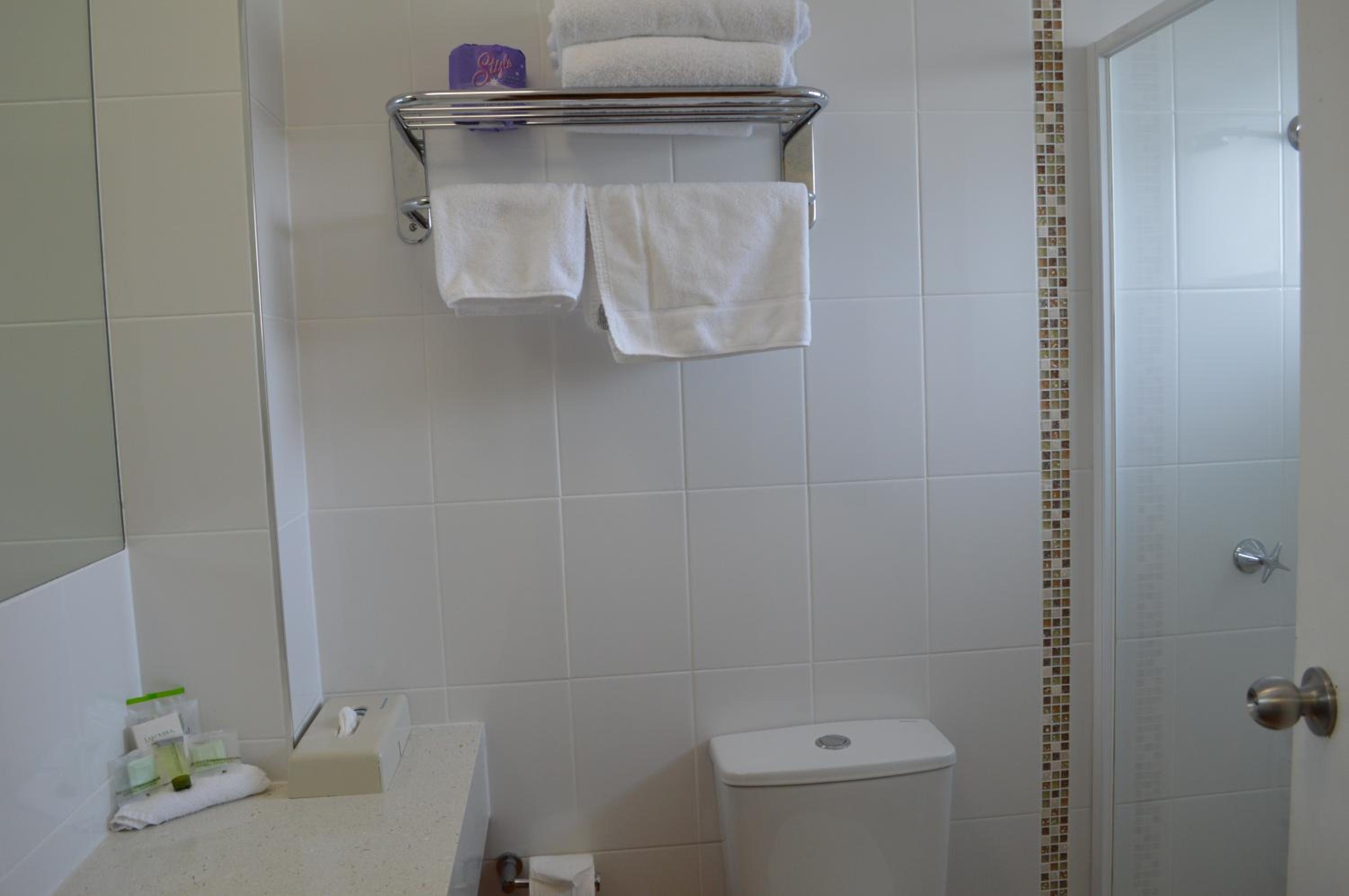 Twin Room with Two Double Beds - Photo 3