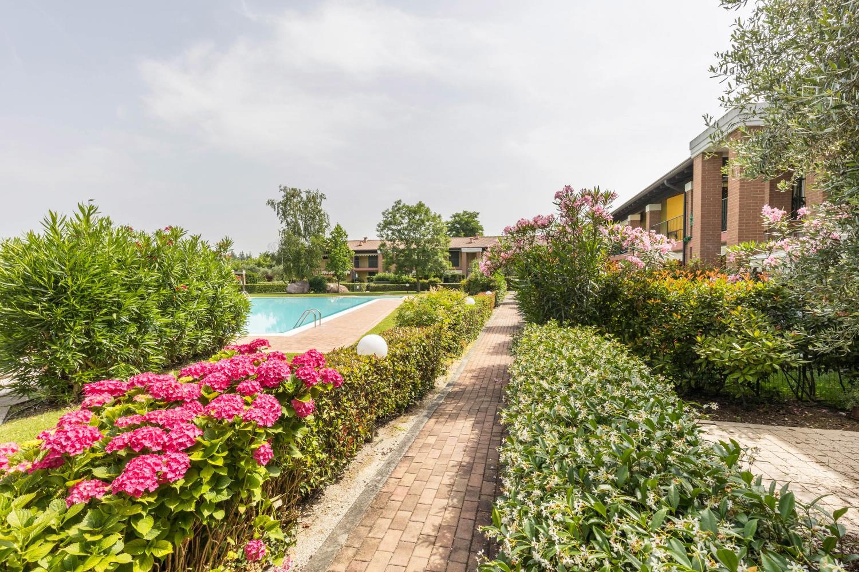One-Bedroom Apartment with Garden View photo 2