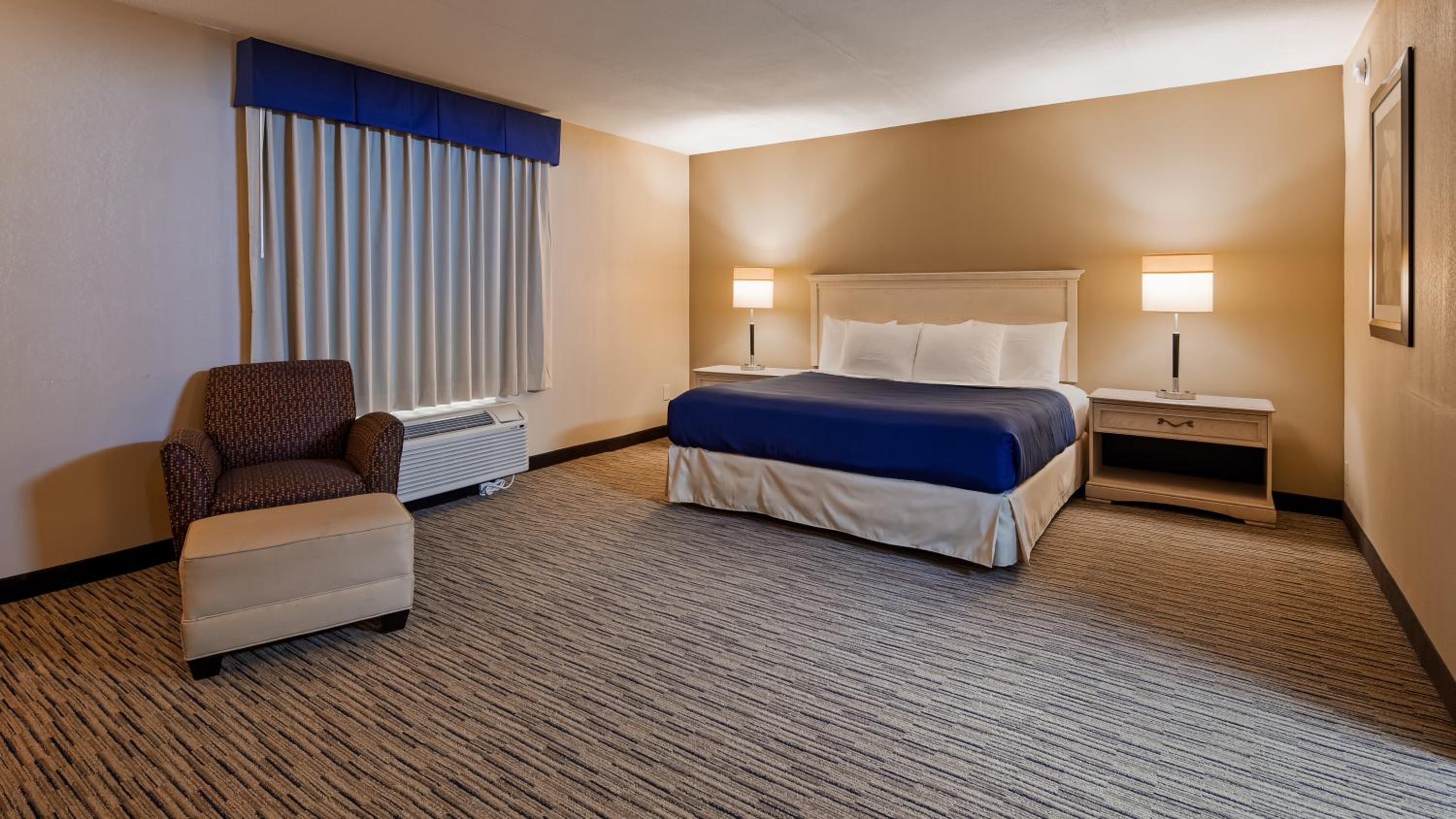King Room - Non-Smoking - Photo 3