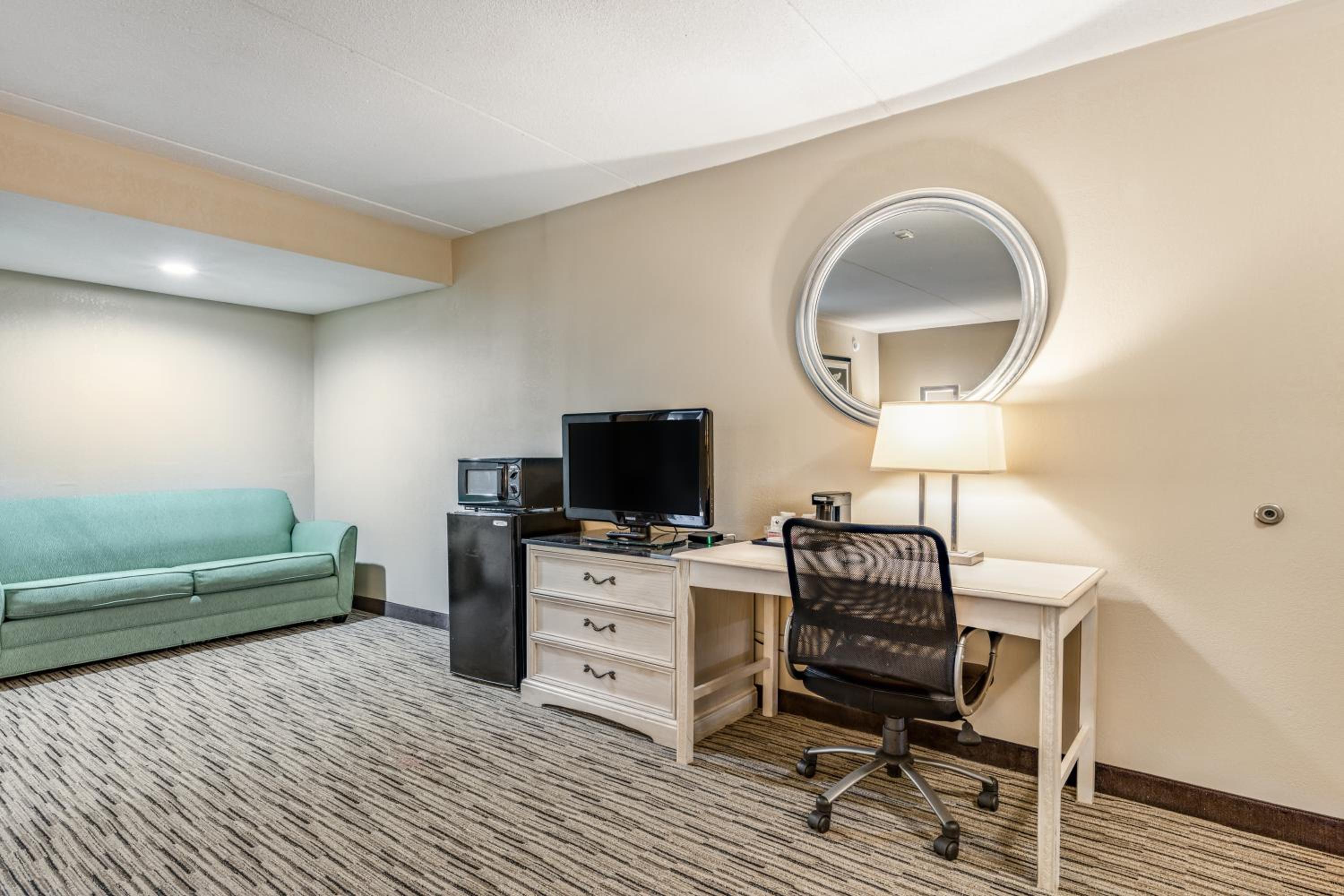 King Room - Non-Smoking - Photo 2