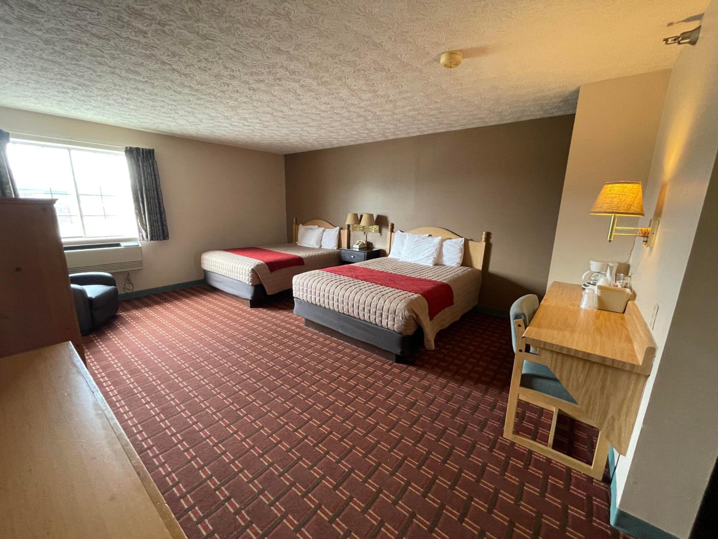 Executive Queen Room with Two Queen Beds - Photo 1