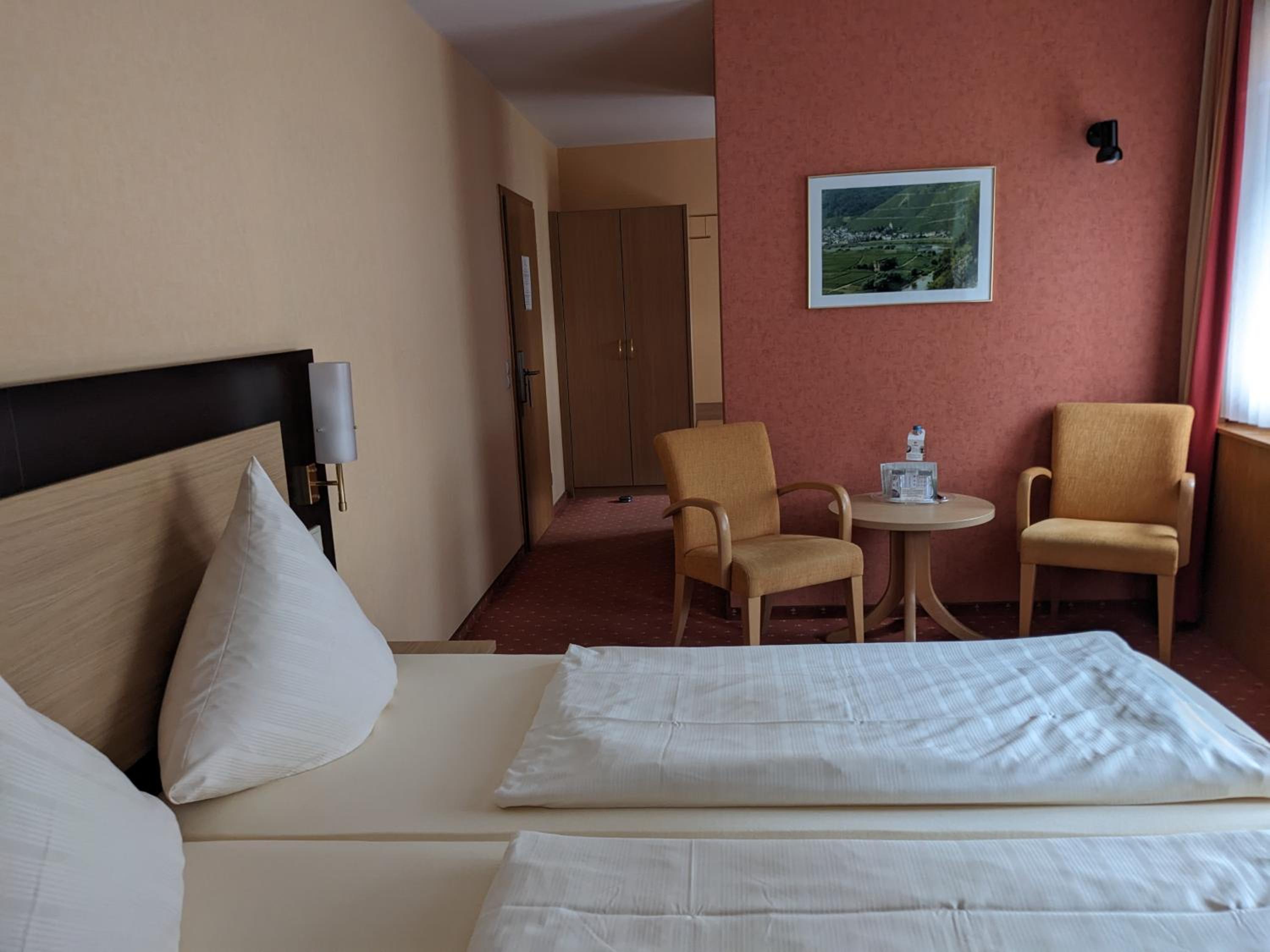 Large Double Room - Photo 1