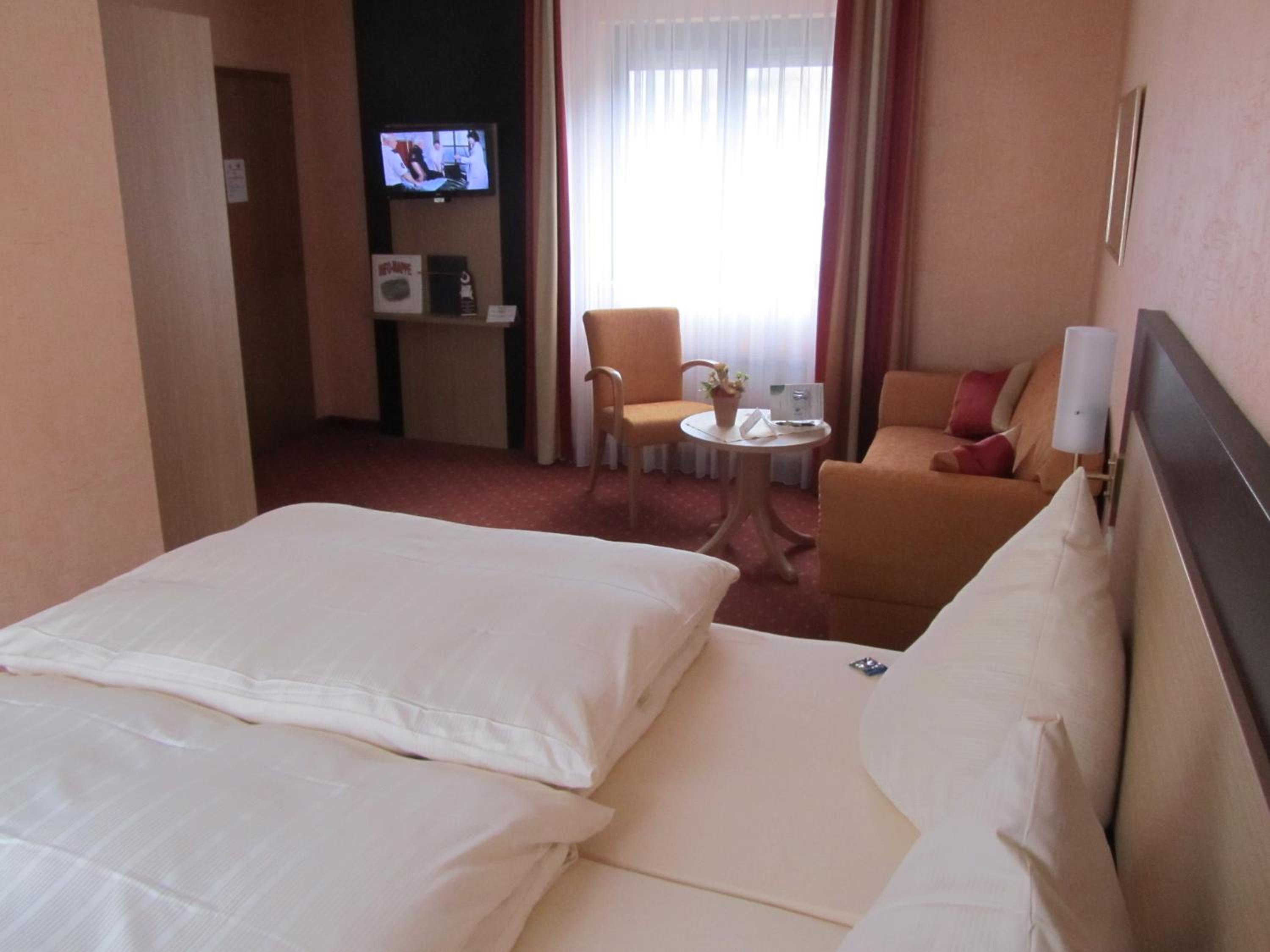 Large Double Room - Photo 4