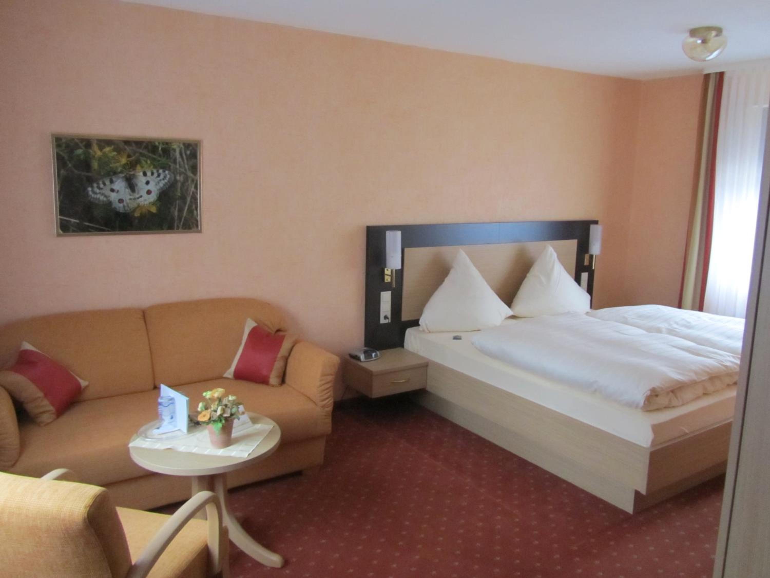 Large Double Room - Photo 3
