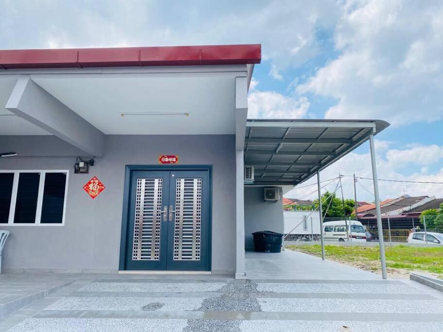 Three-Bedroom House photo 1