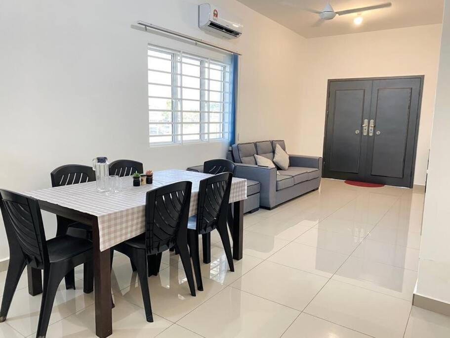 Three-Bedroom House photo 2