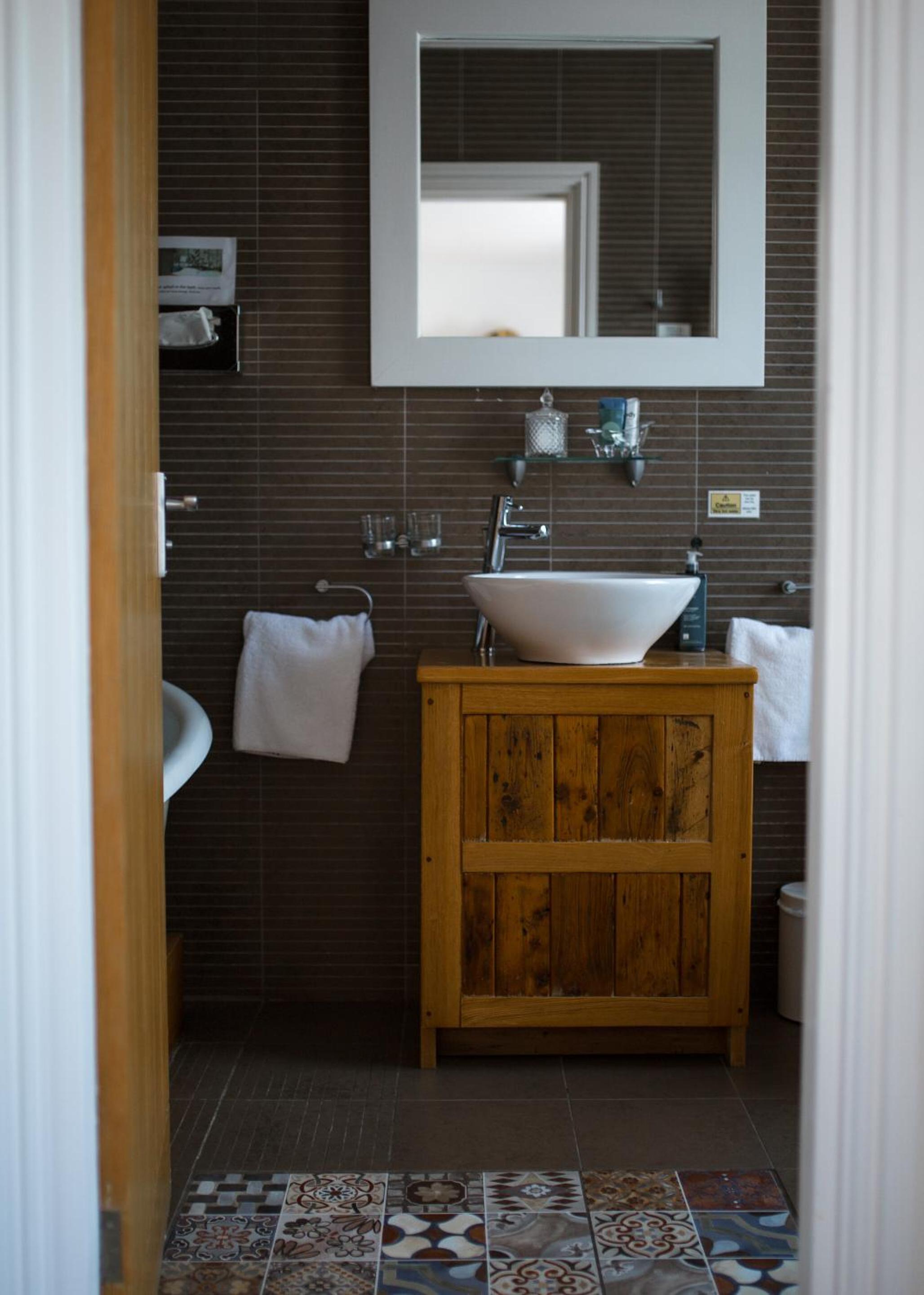 Standard King Room - Photo 7
