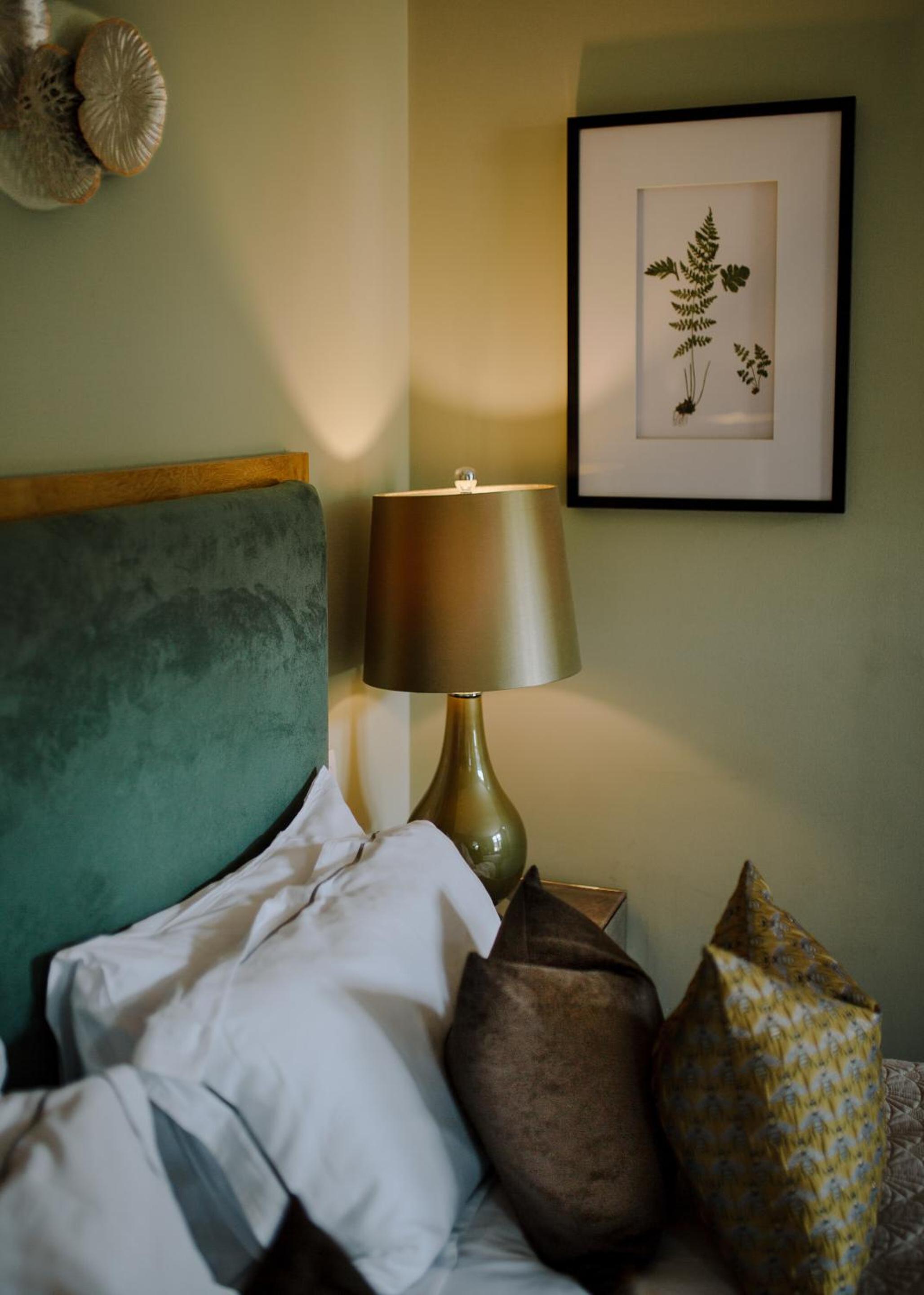 Standard King Room - Photo 9