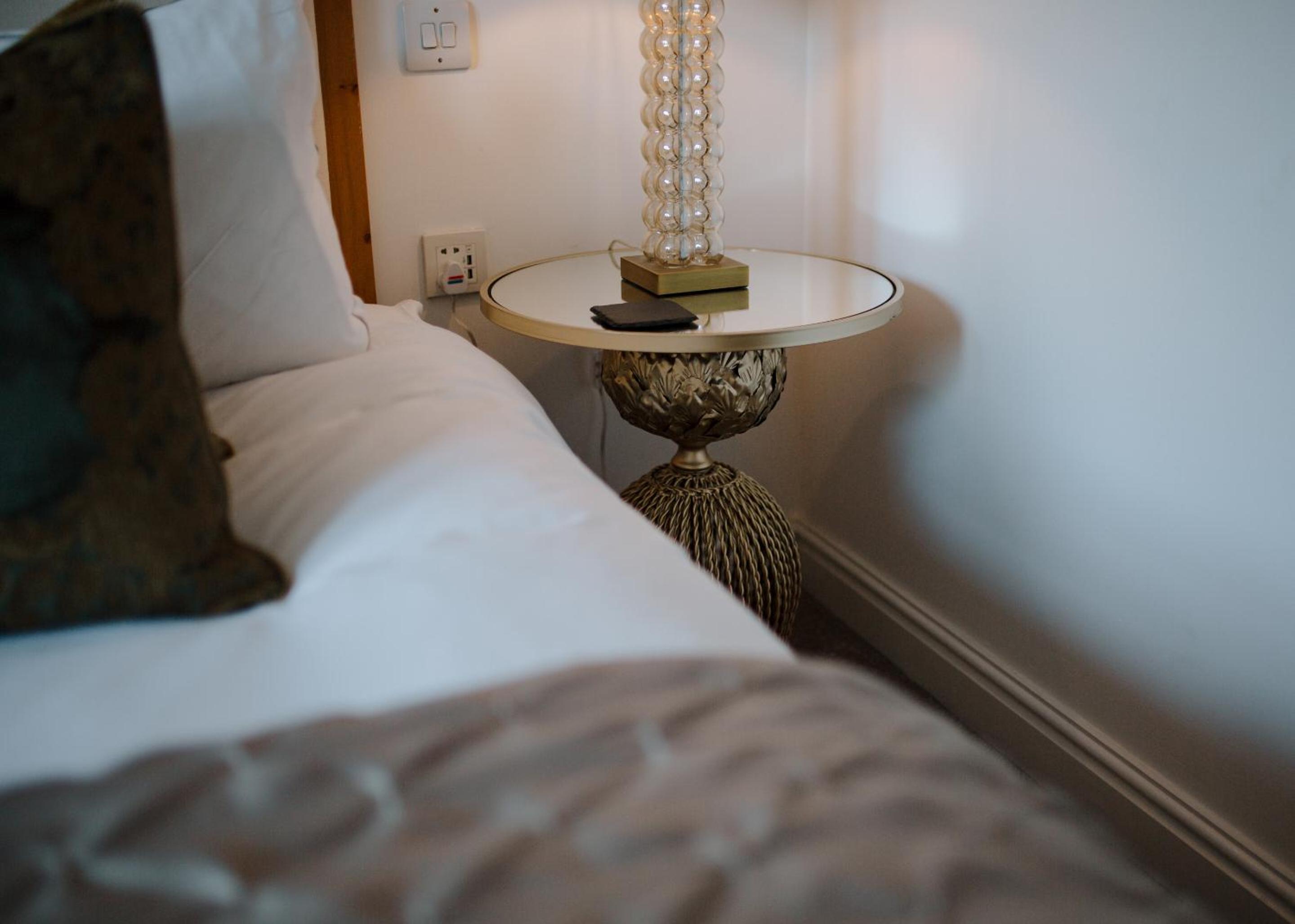 Standard King Room - Photo 11