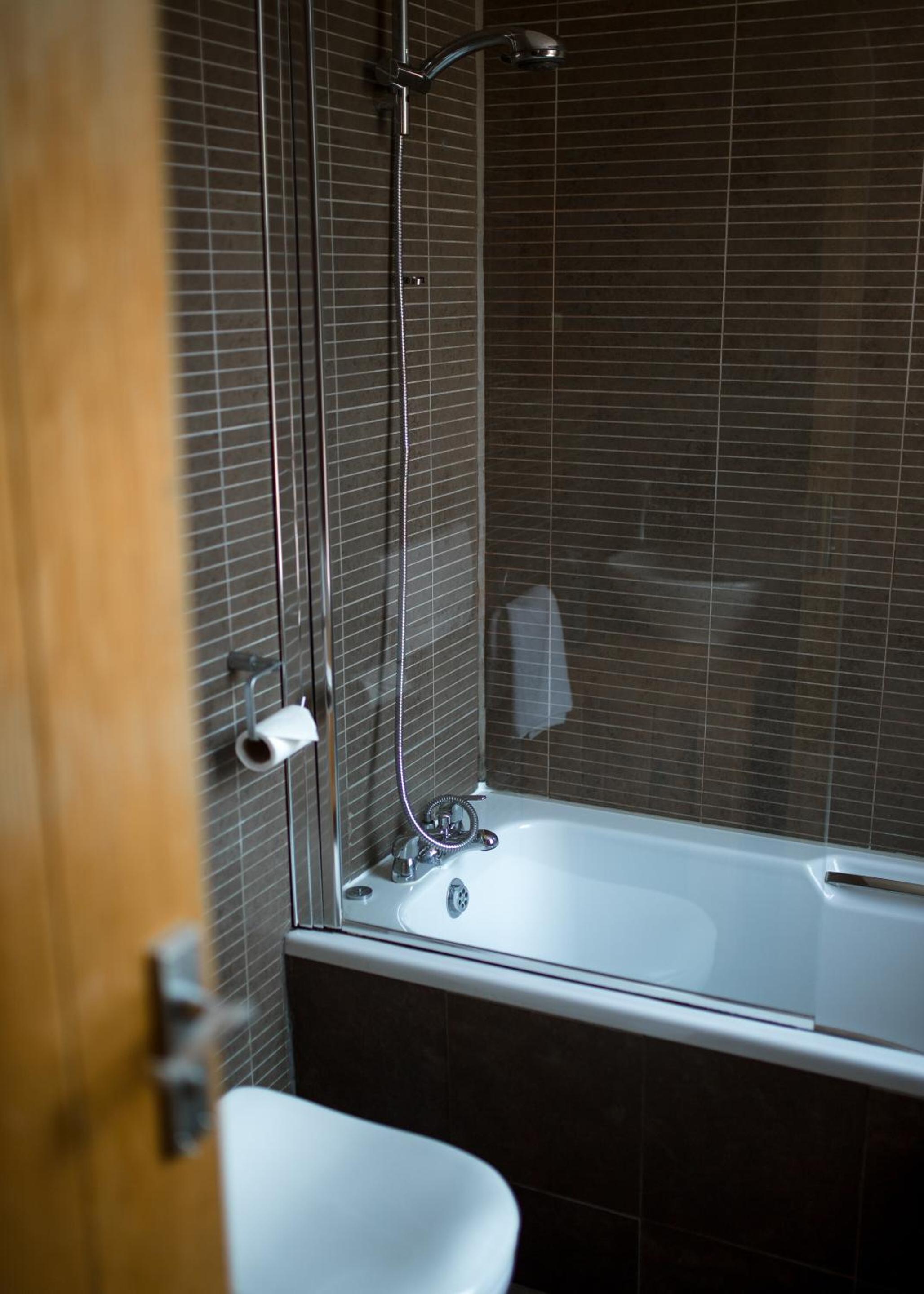 Standard King Room - Photo 12
