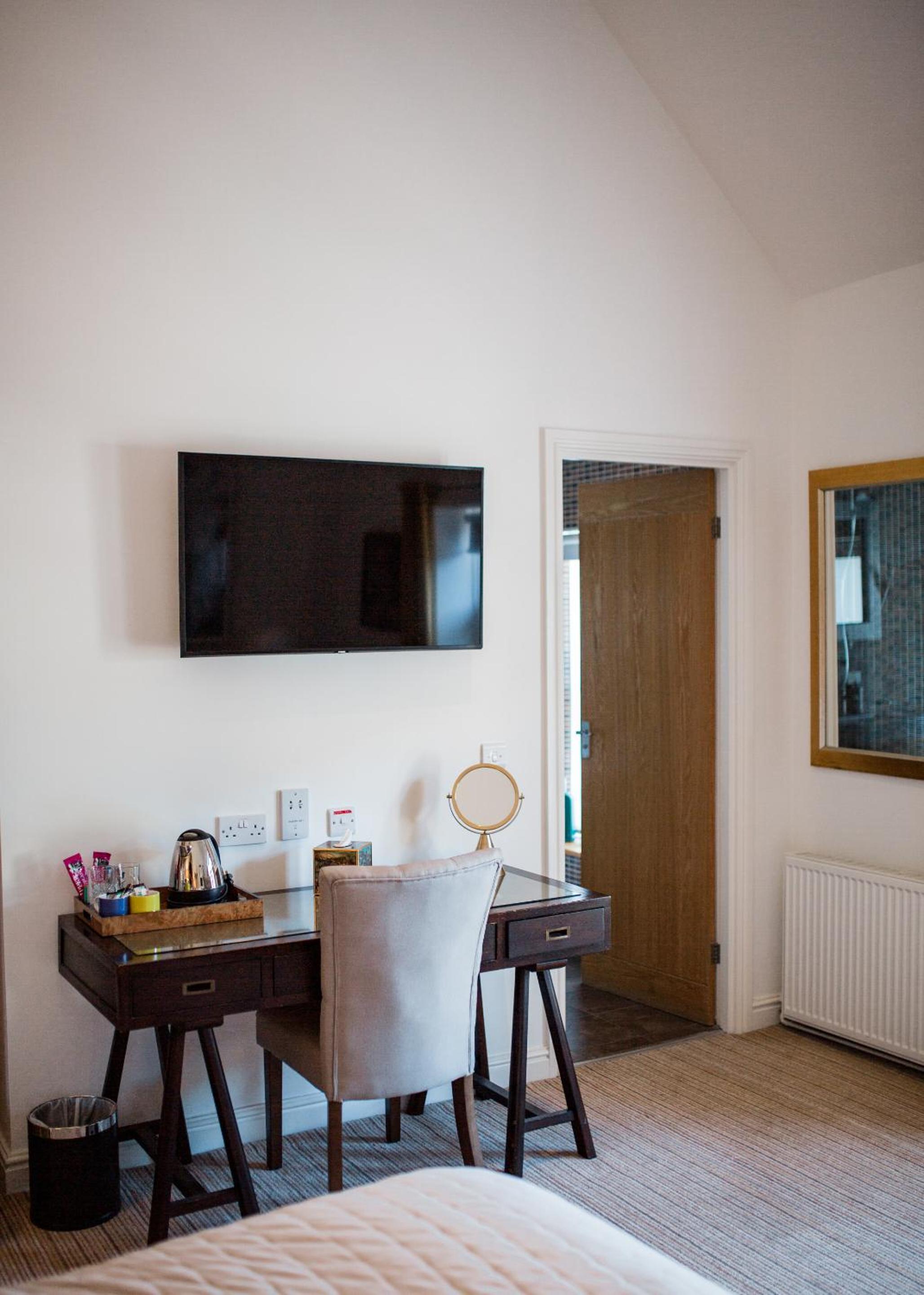 Superior King Room - Photo 8