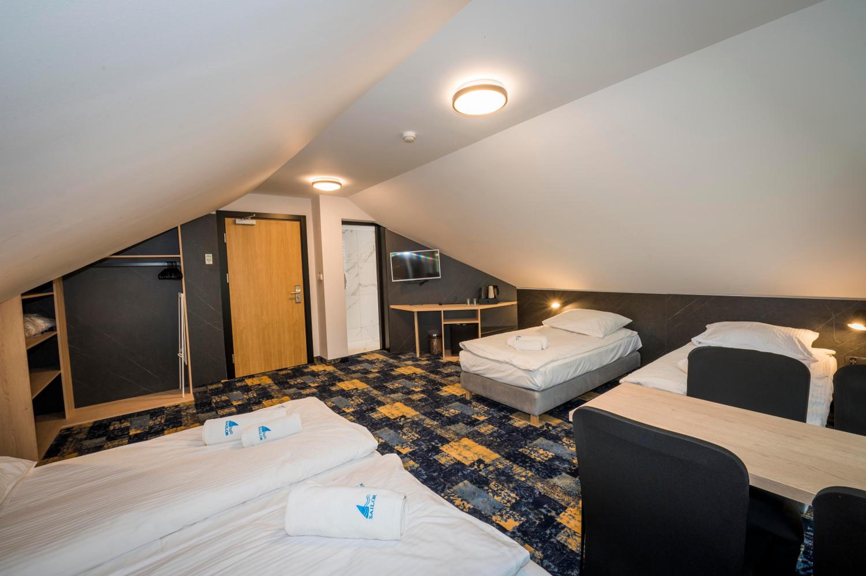 Premium Quadruple Room - Photo 4