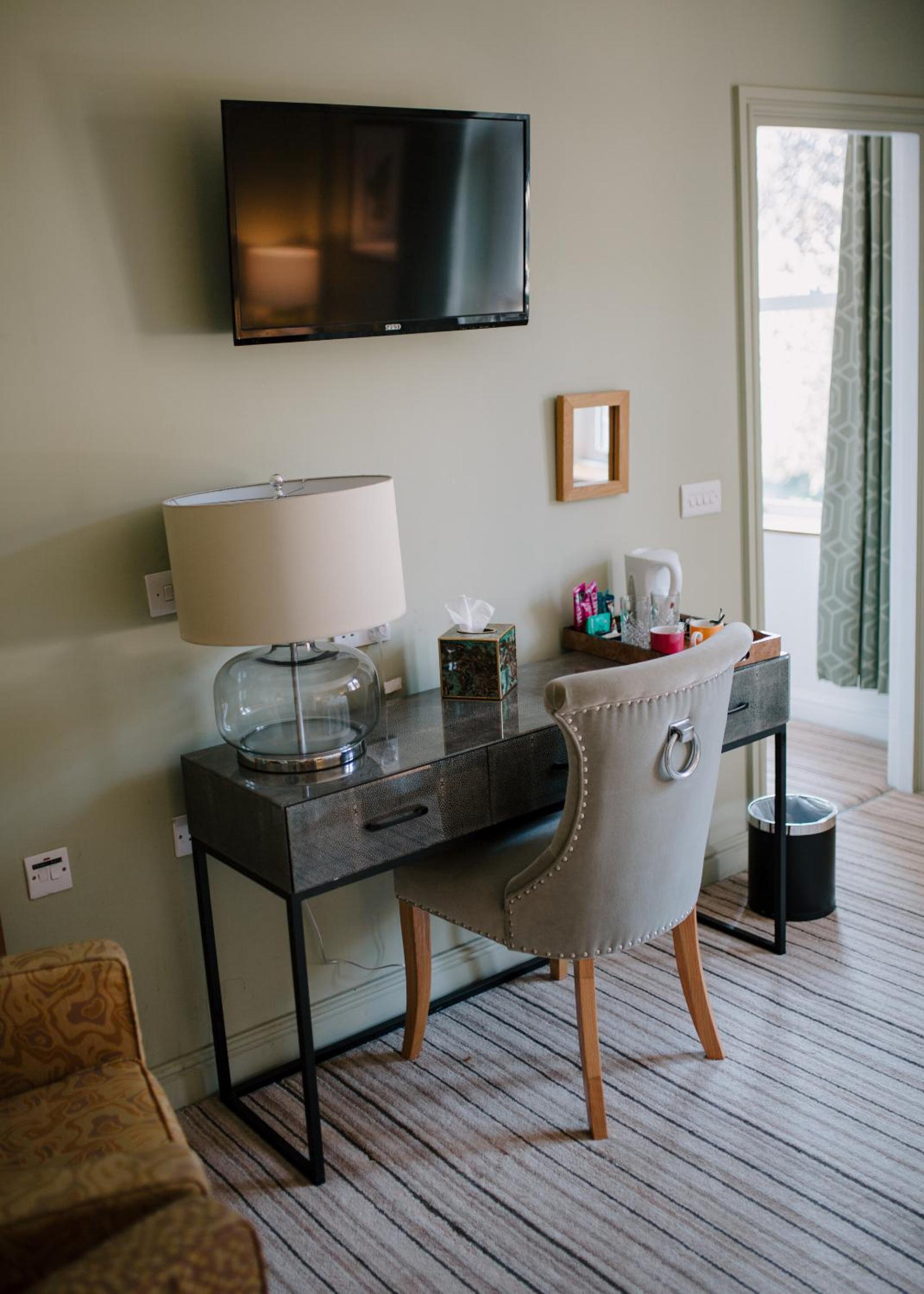 Deluxe King Room - Photo 13