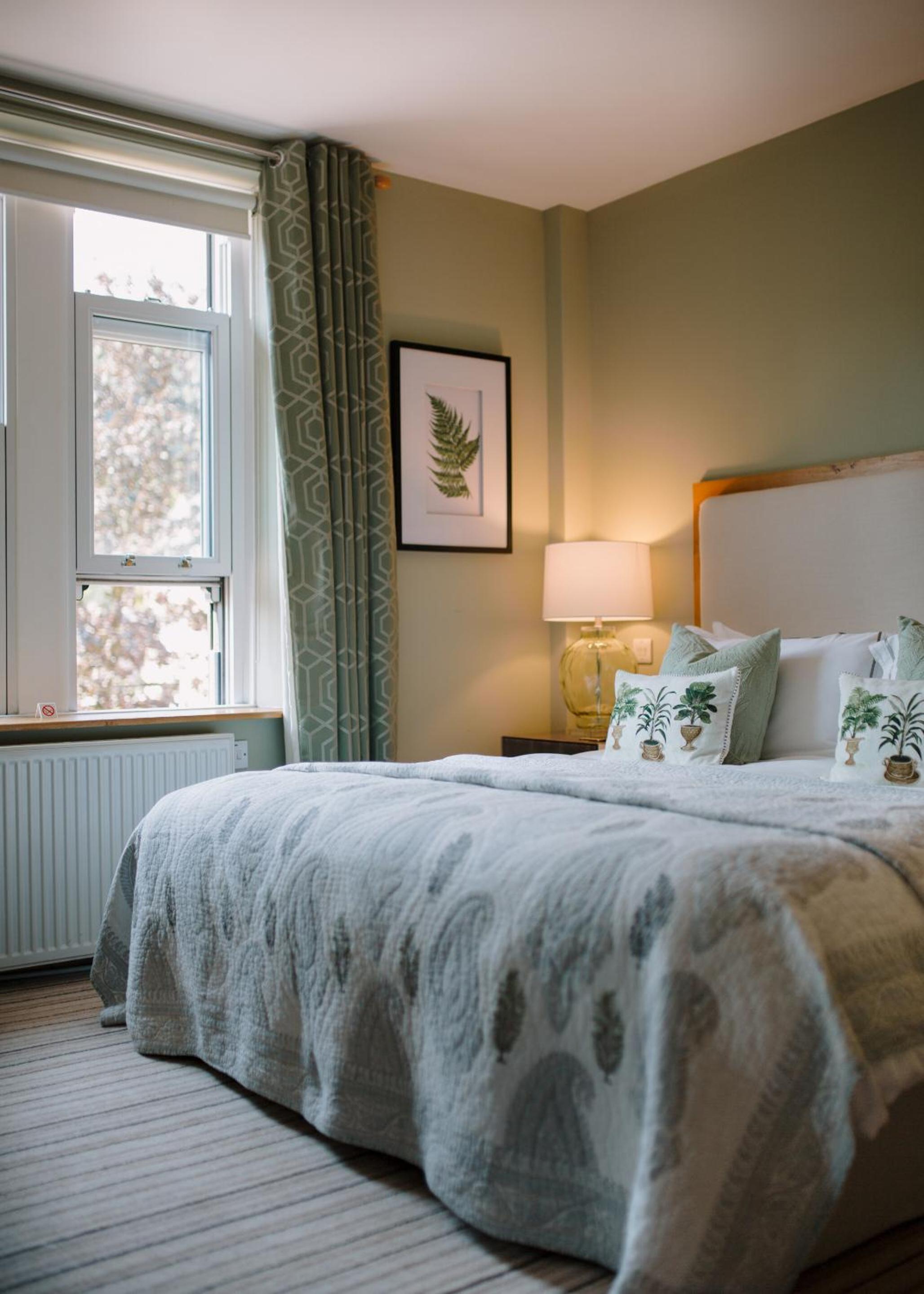 Deluxe King Room - Photo 11