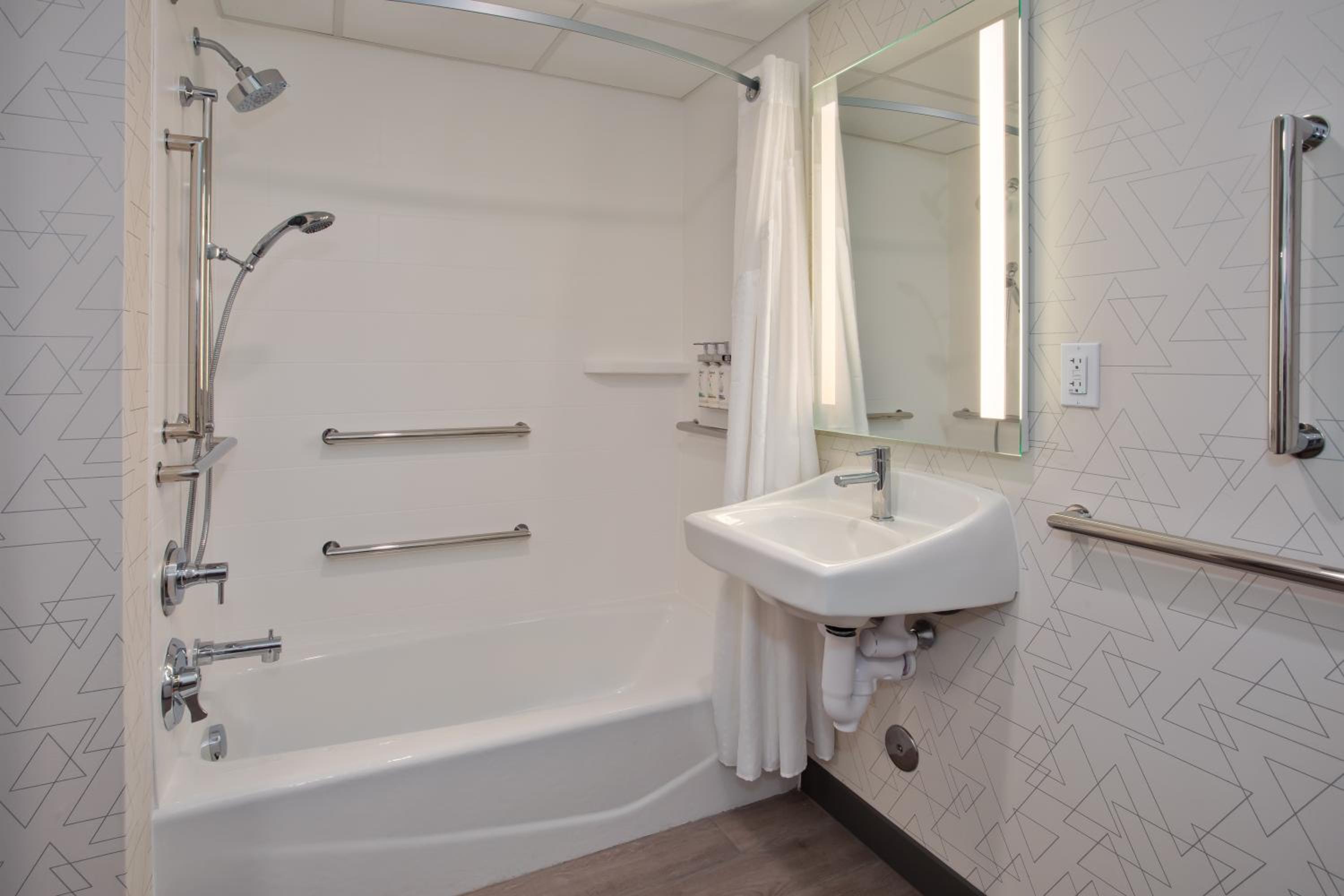 Standard Double Room with Two Double Beds - Mobility/Communications Accessible - Photo 2