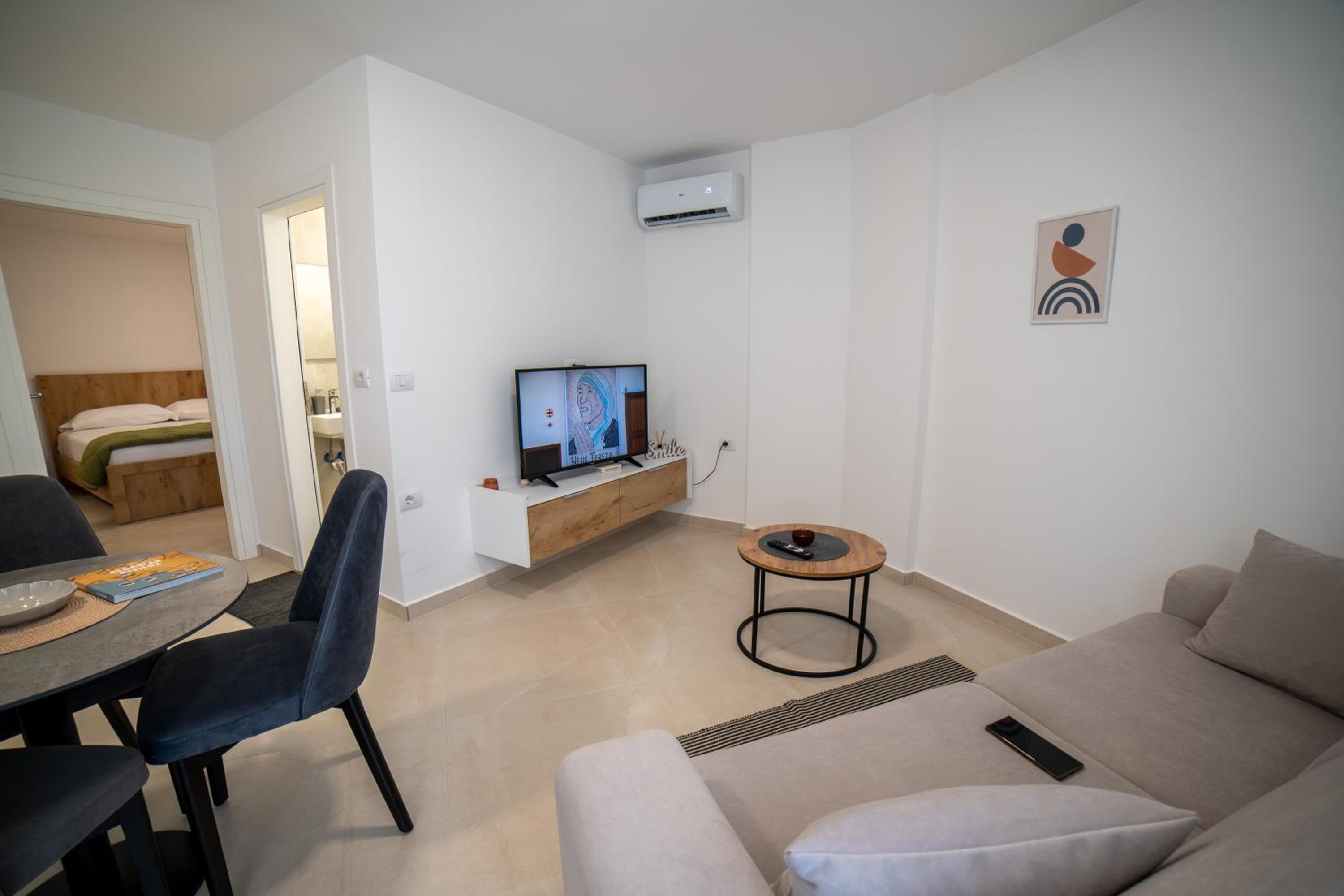 One-Bedroom Apartment photo 1