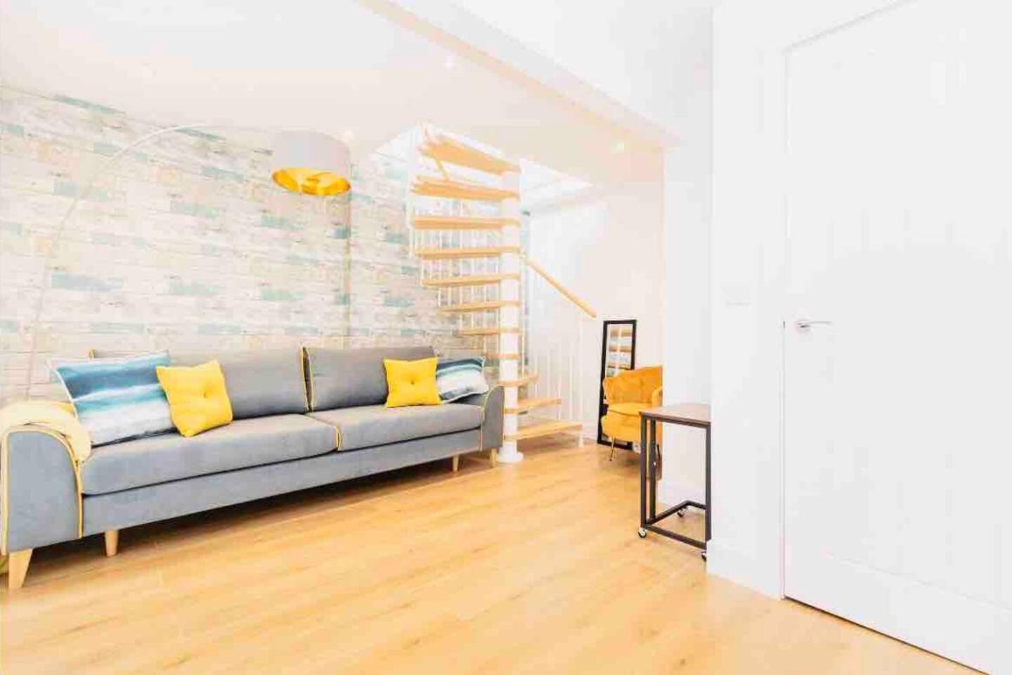 One-Bedroom Apartment photo 1
