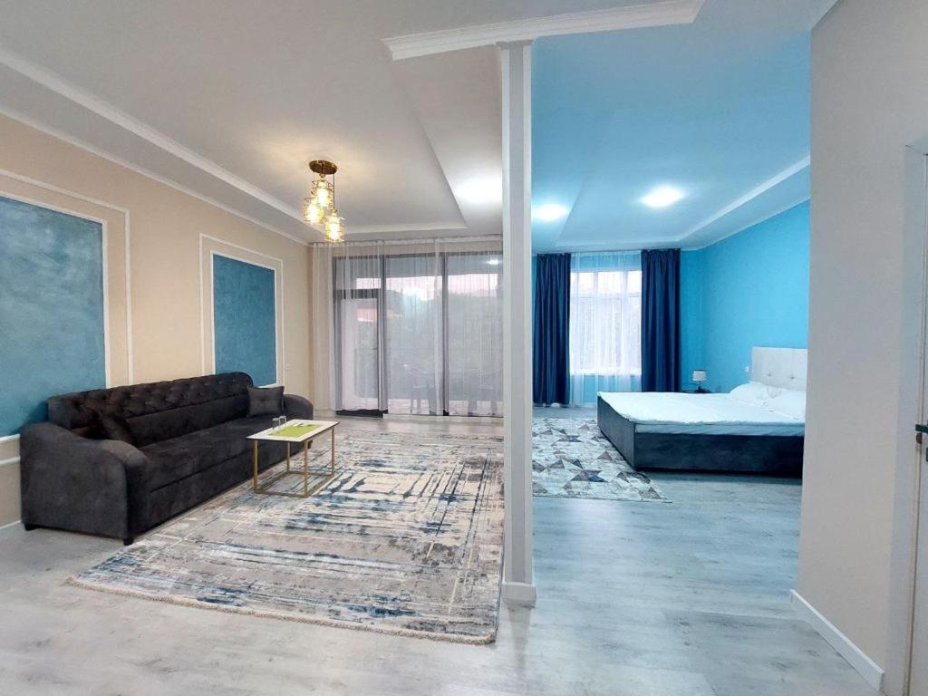 Family Room with Mountain View photo 1