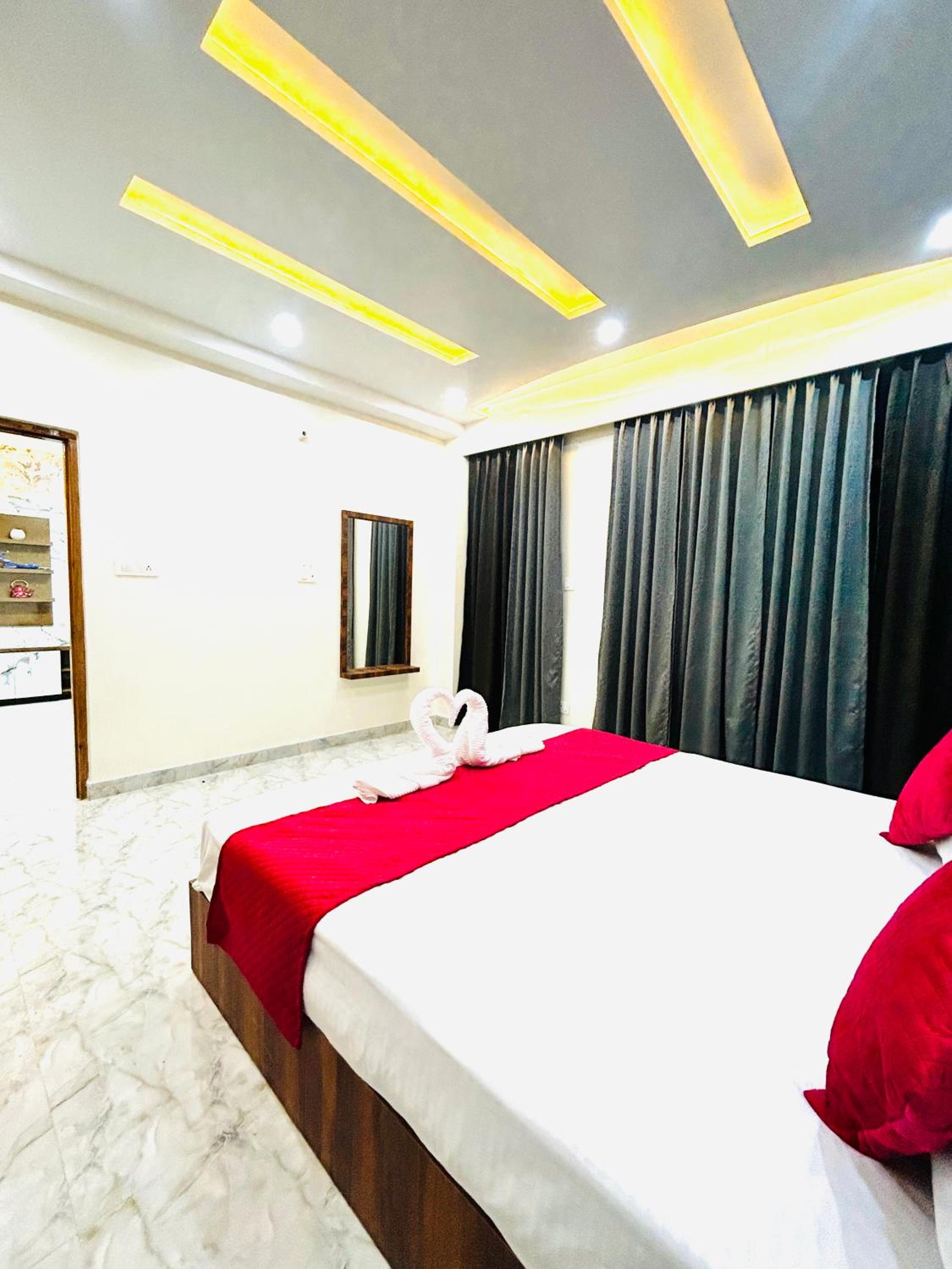 Three-Bedroom Apartment with Balcony photo 3