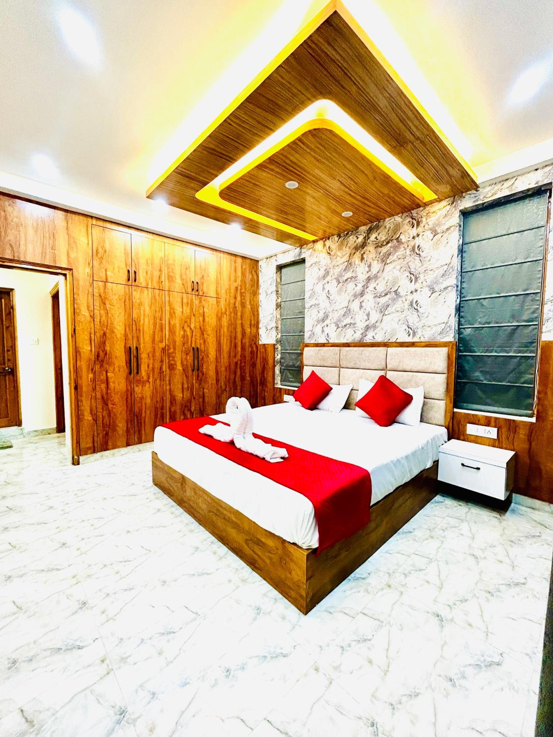 Three-Bedroom Apartment with Balcony photo 2