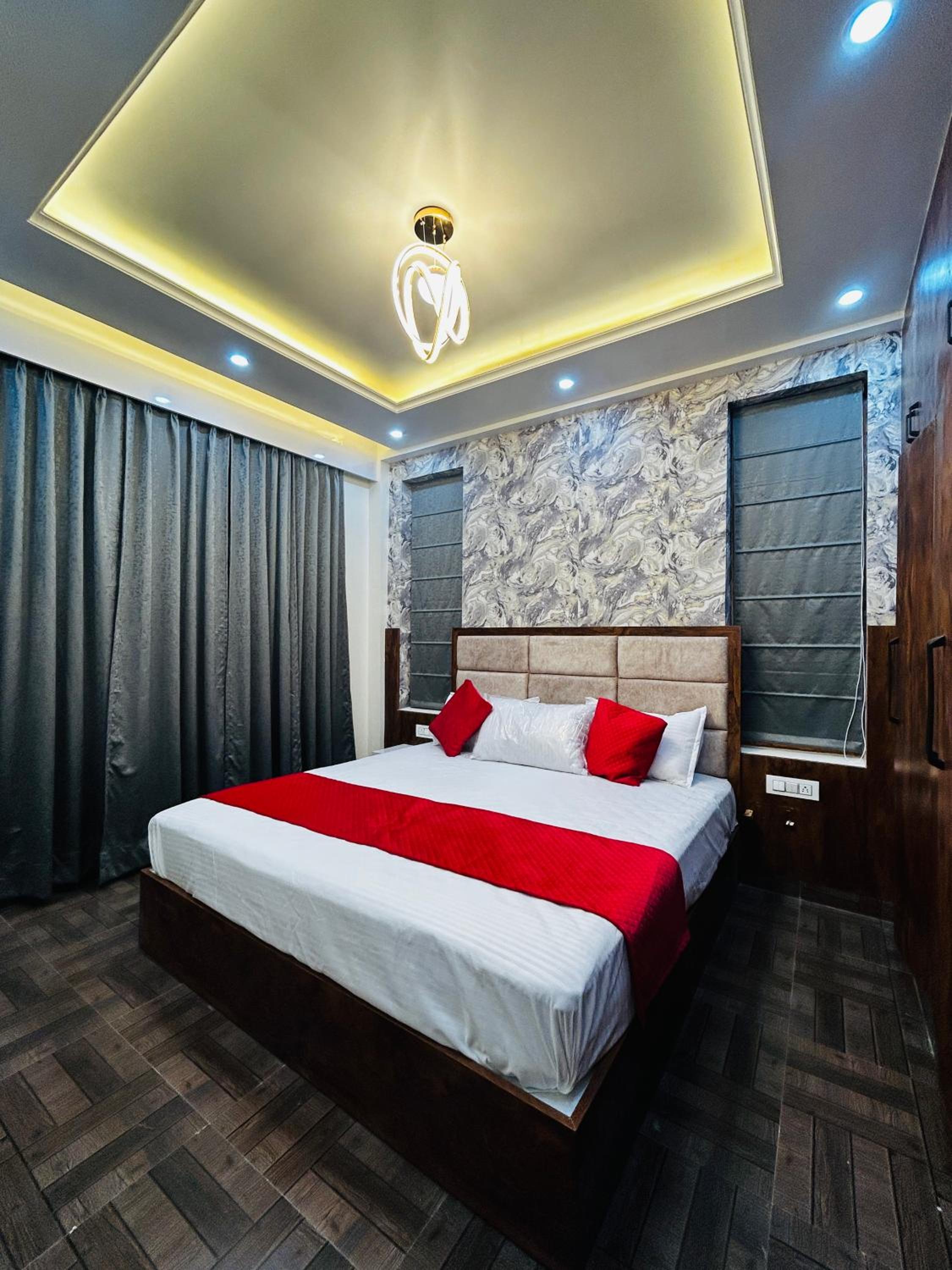 Three-Bedroom Apartment with Balcony photo 1