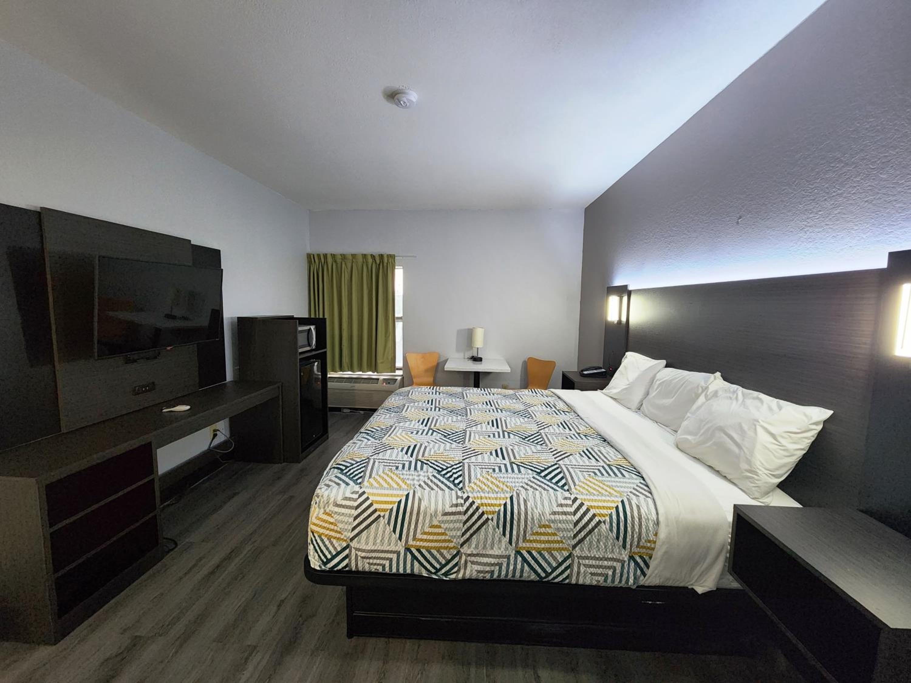 Deluxe King Room - Non-Smoking - Photo 11