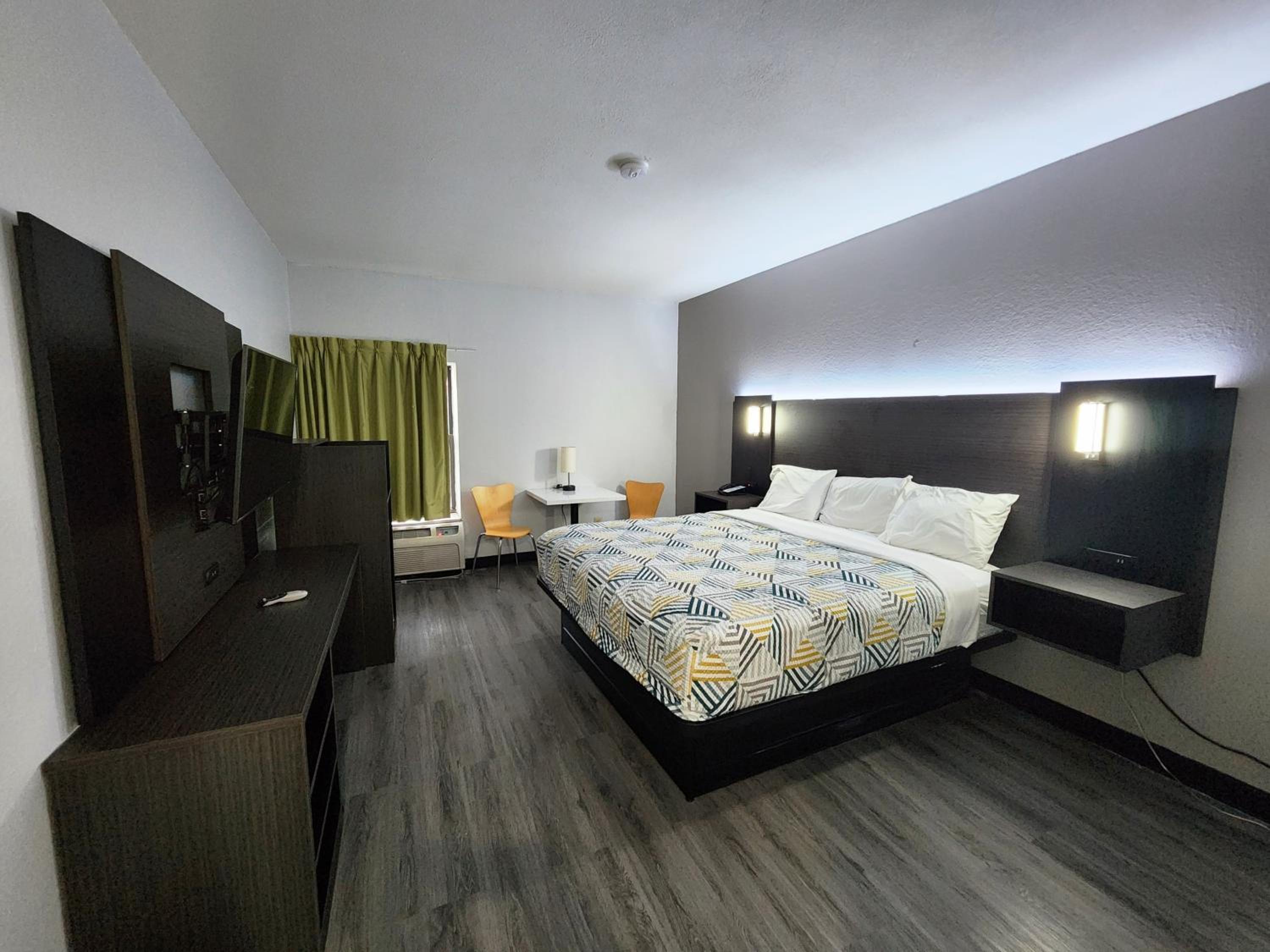 Deluxe King Room - Non-Smoking - Photo 12
