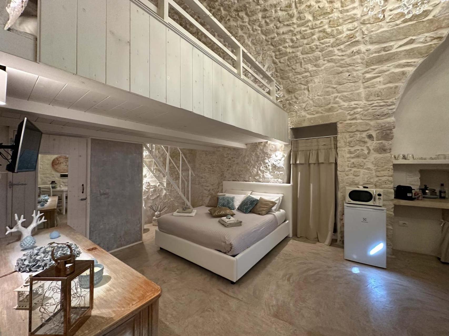 One-Bedroom House - Photo 18