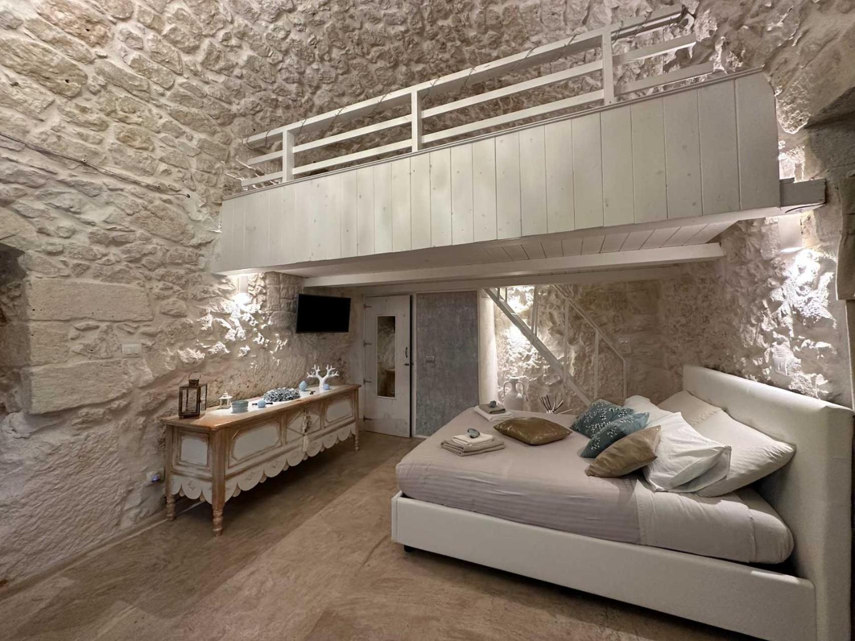 One-Bedroom House - Photo 21