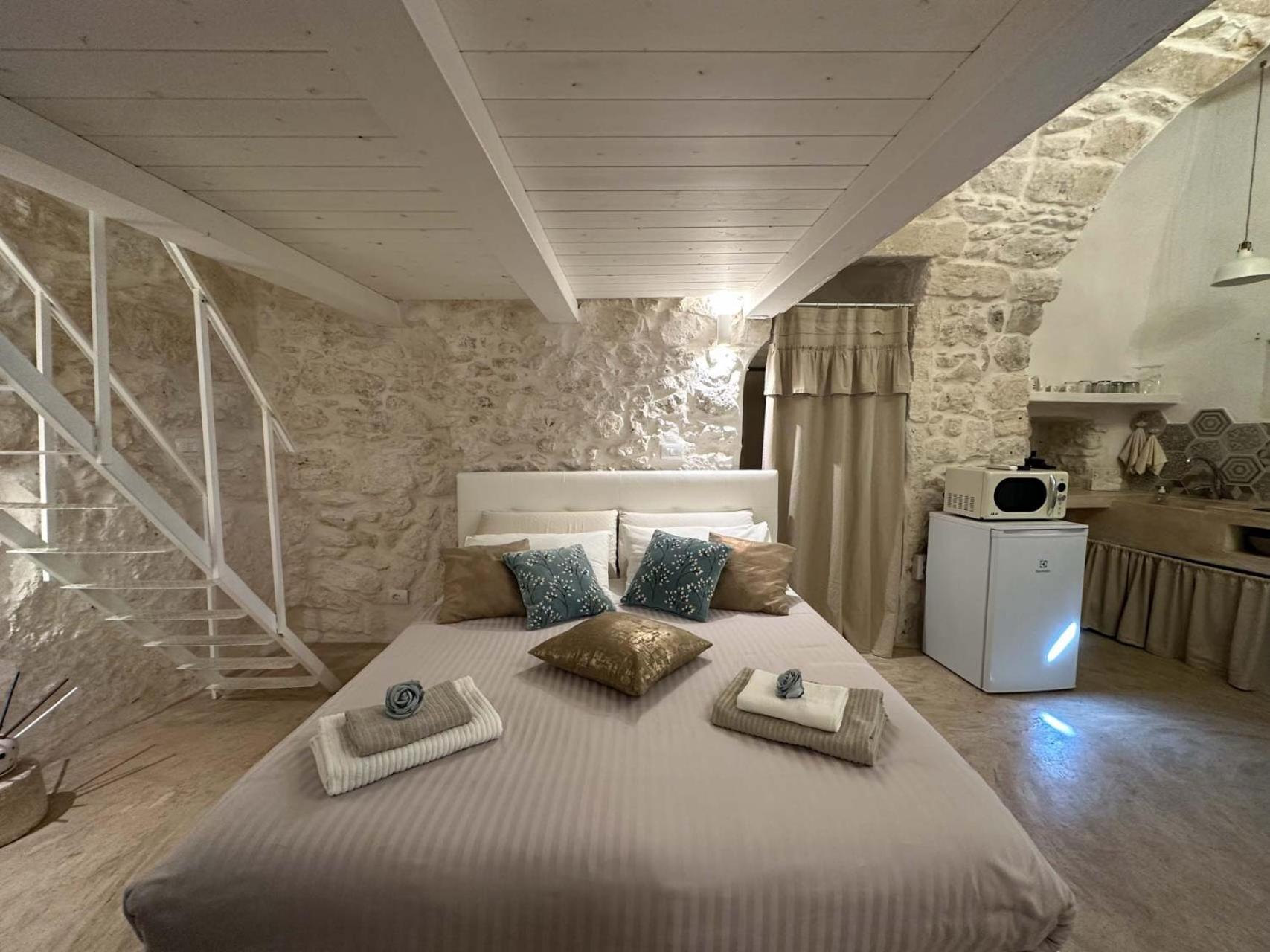 One-Bedroom House - Photo 22