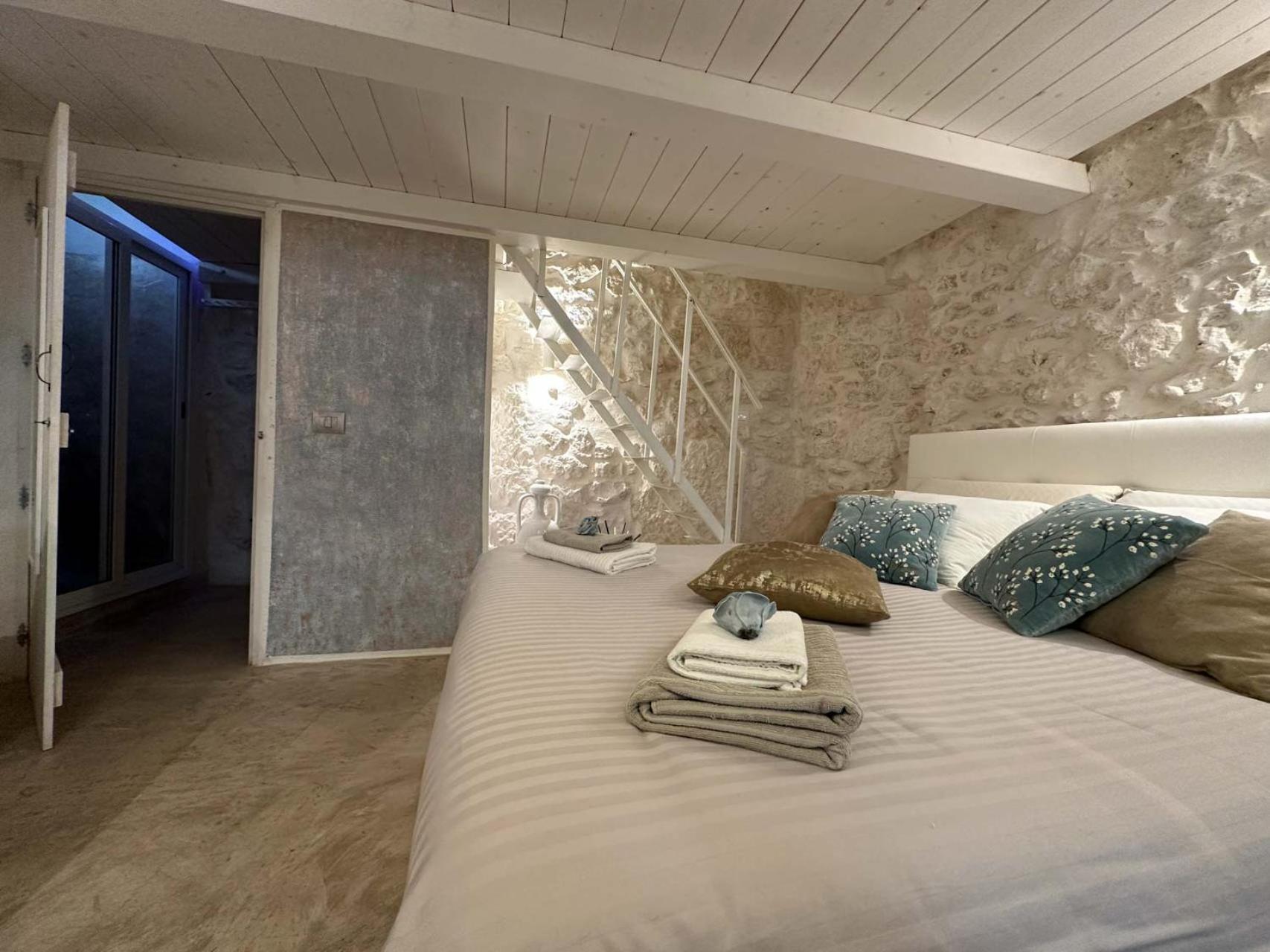 One-Bedroom House - Photo 23