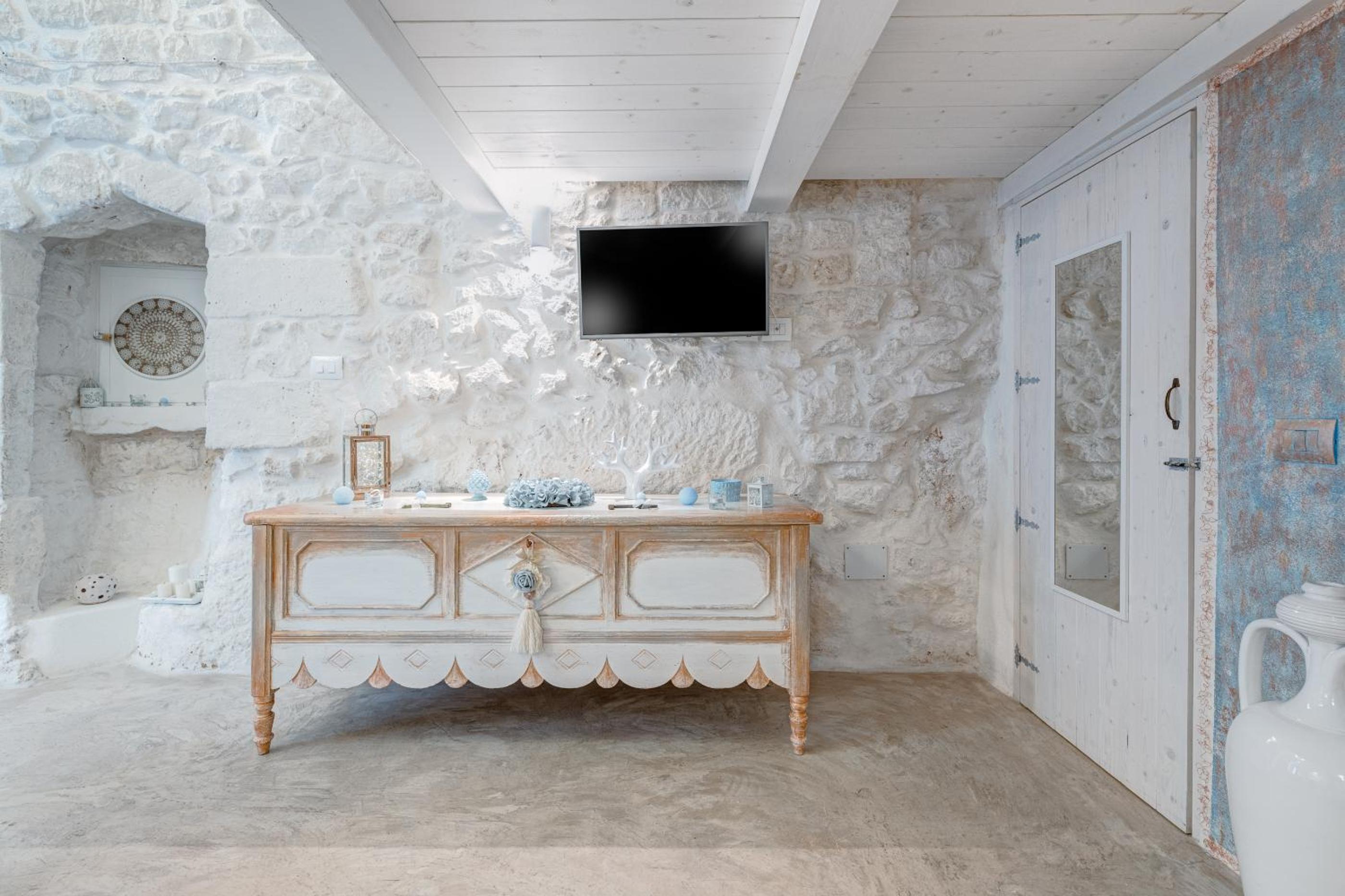 One-Bedroom House - Photo 13