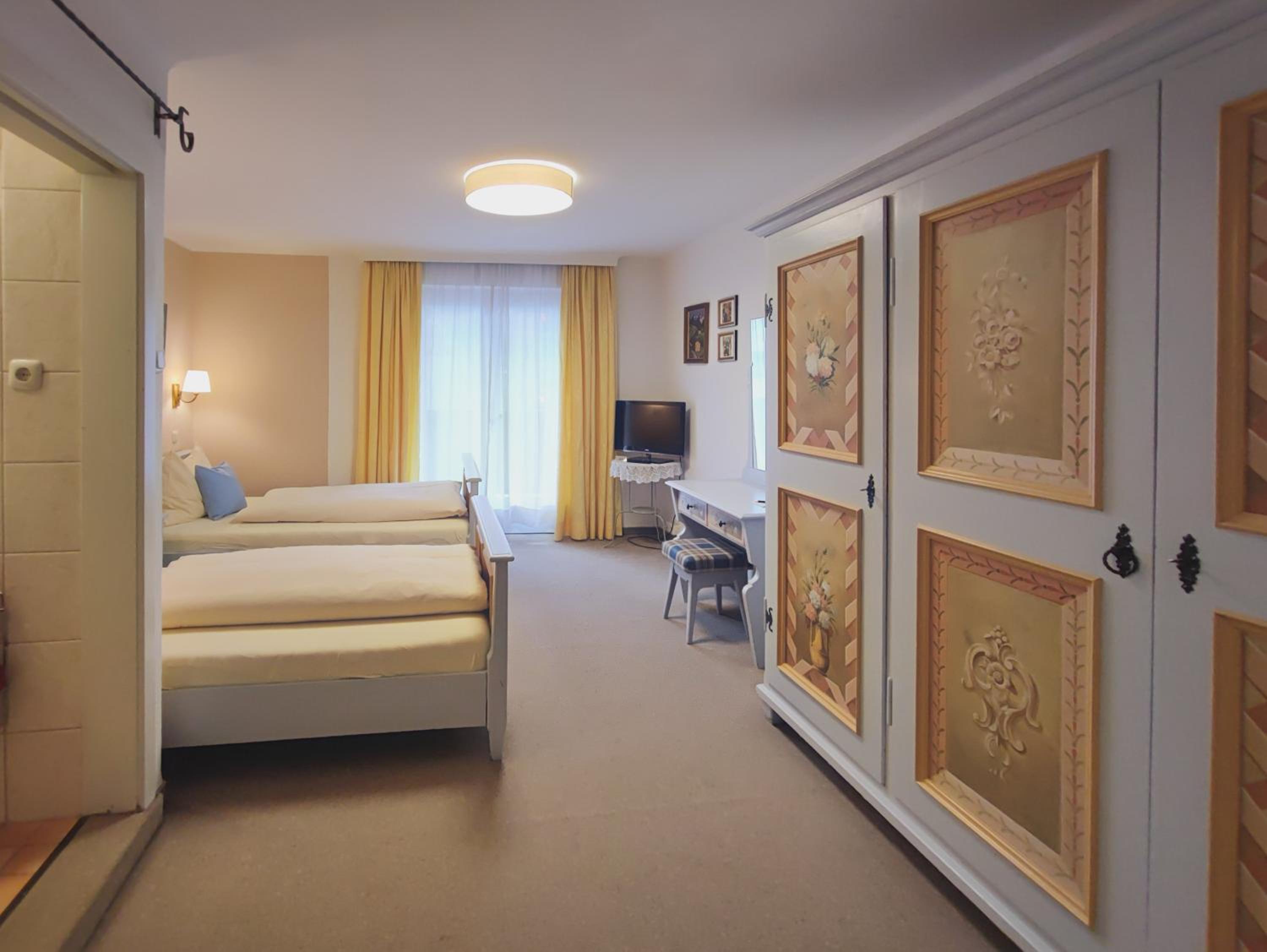 Double or Twin Room with Bath photo 3