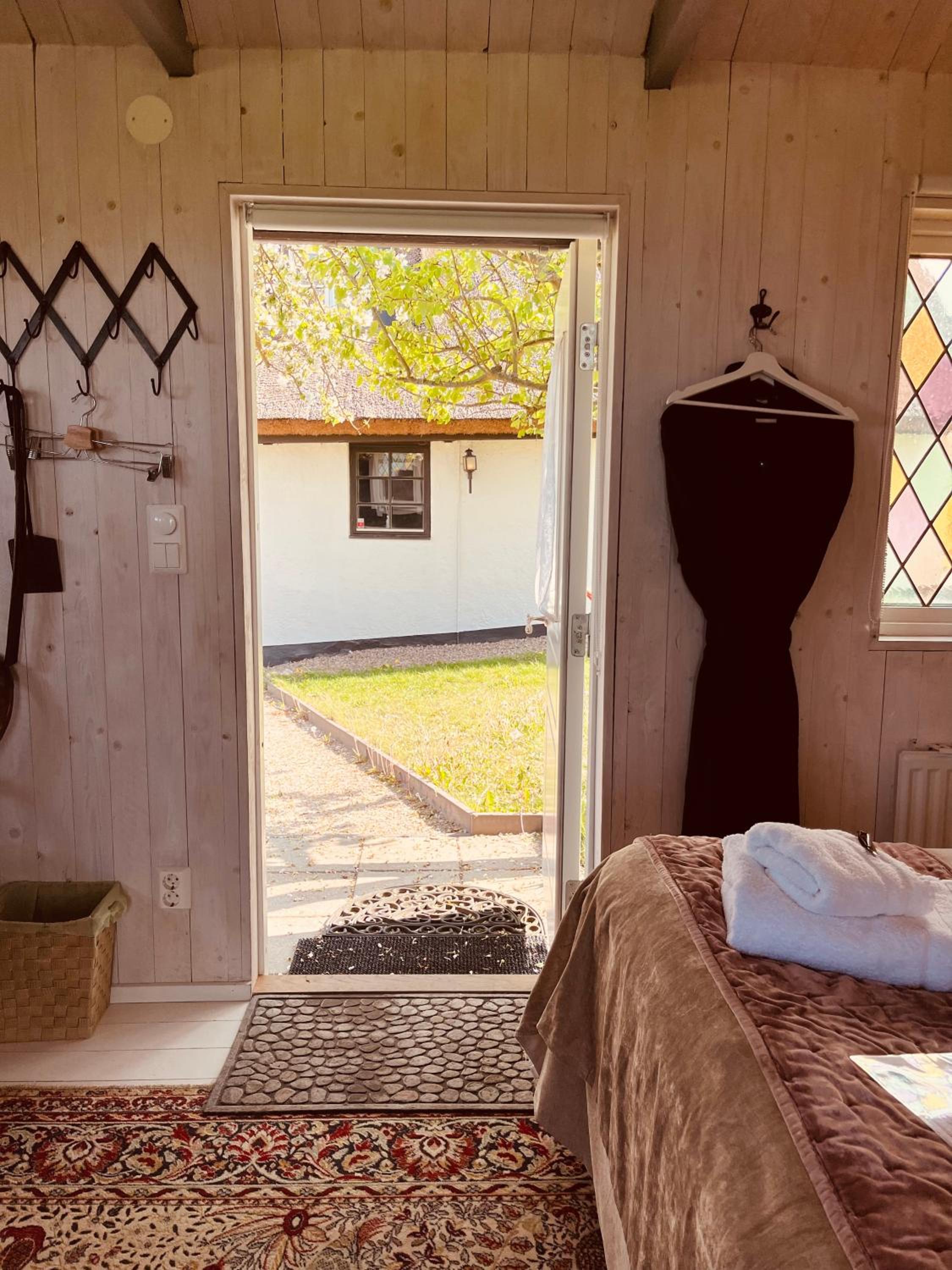 Deluxe Double Room with Bath - Photo 8