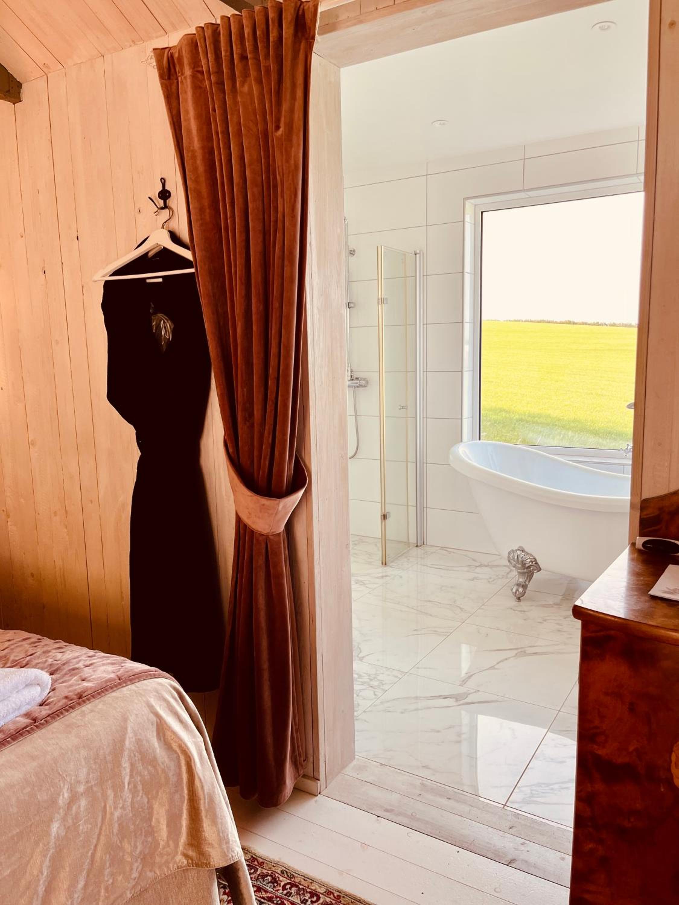 Deluxe Double Room with Bath - Photo 3