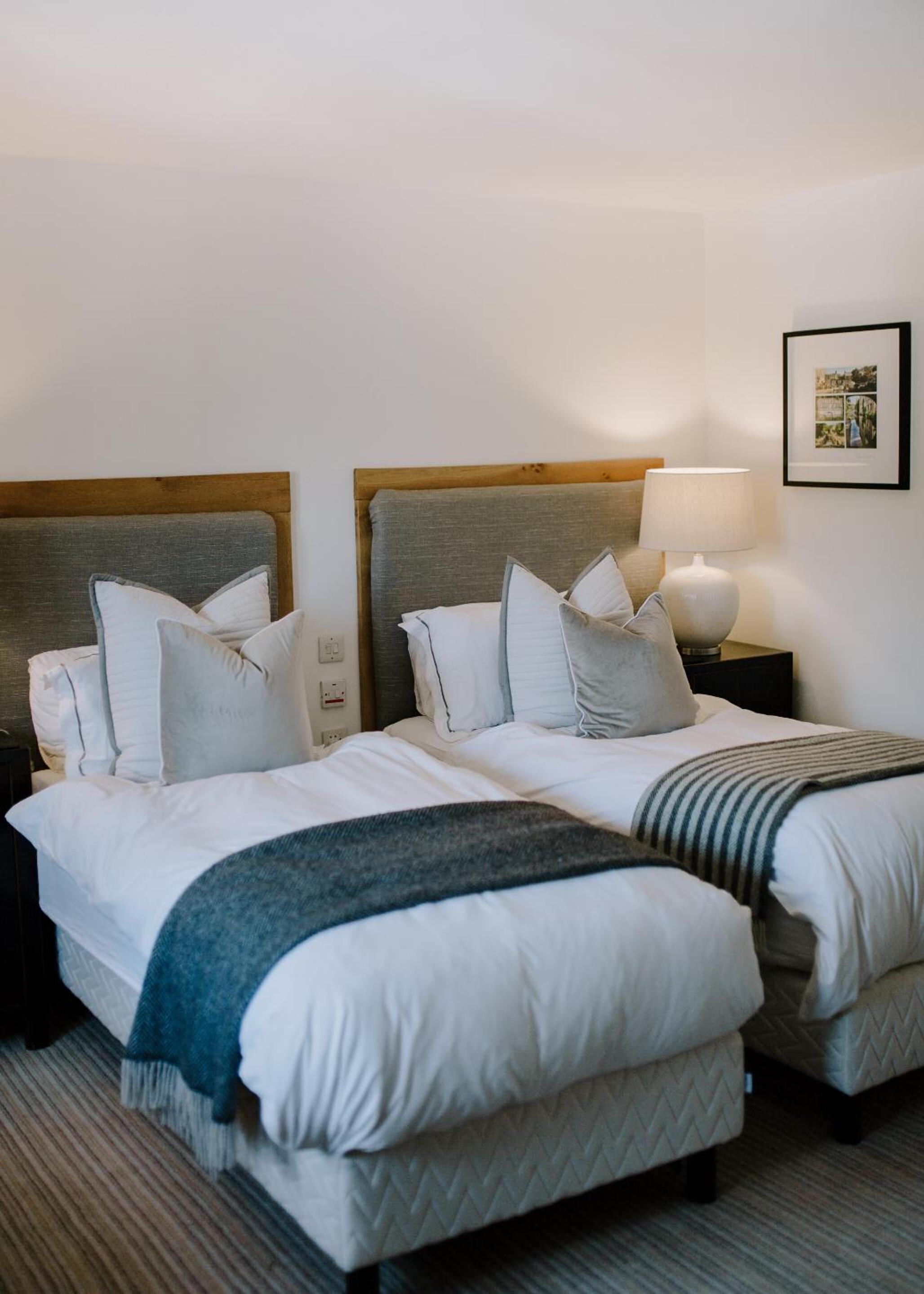 Twin Room with Private Bathroom - Photo 4