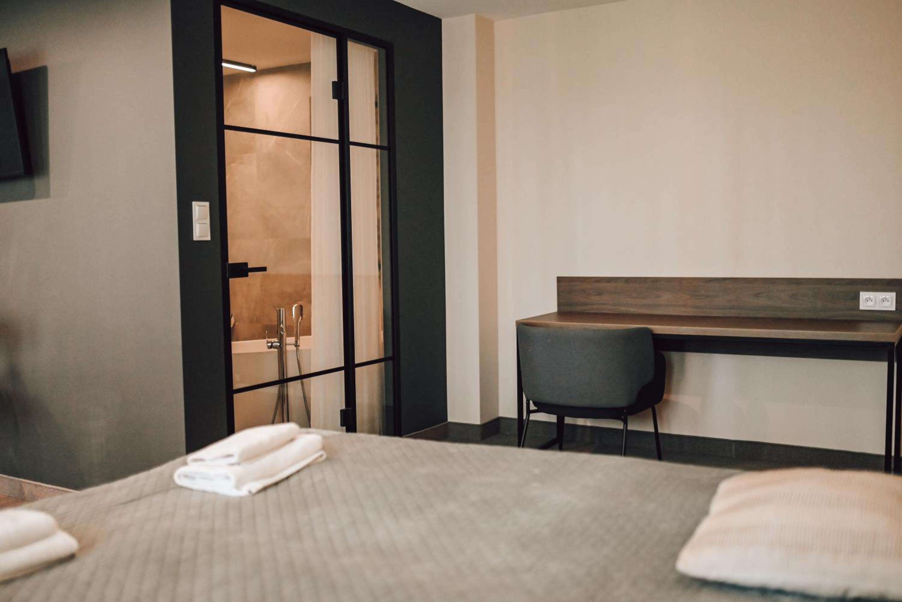 Deluxe Double Room with Extra Bed photo 1