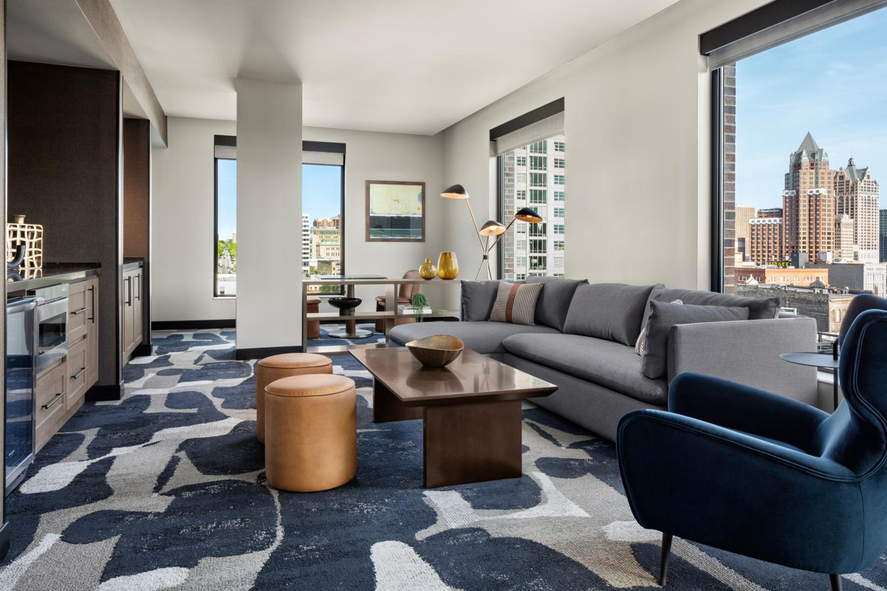 One-Bedroom King Suite with City View photo 3
