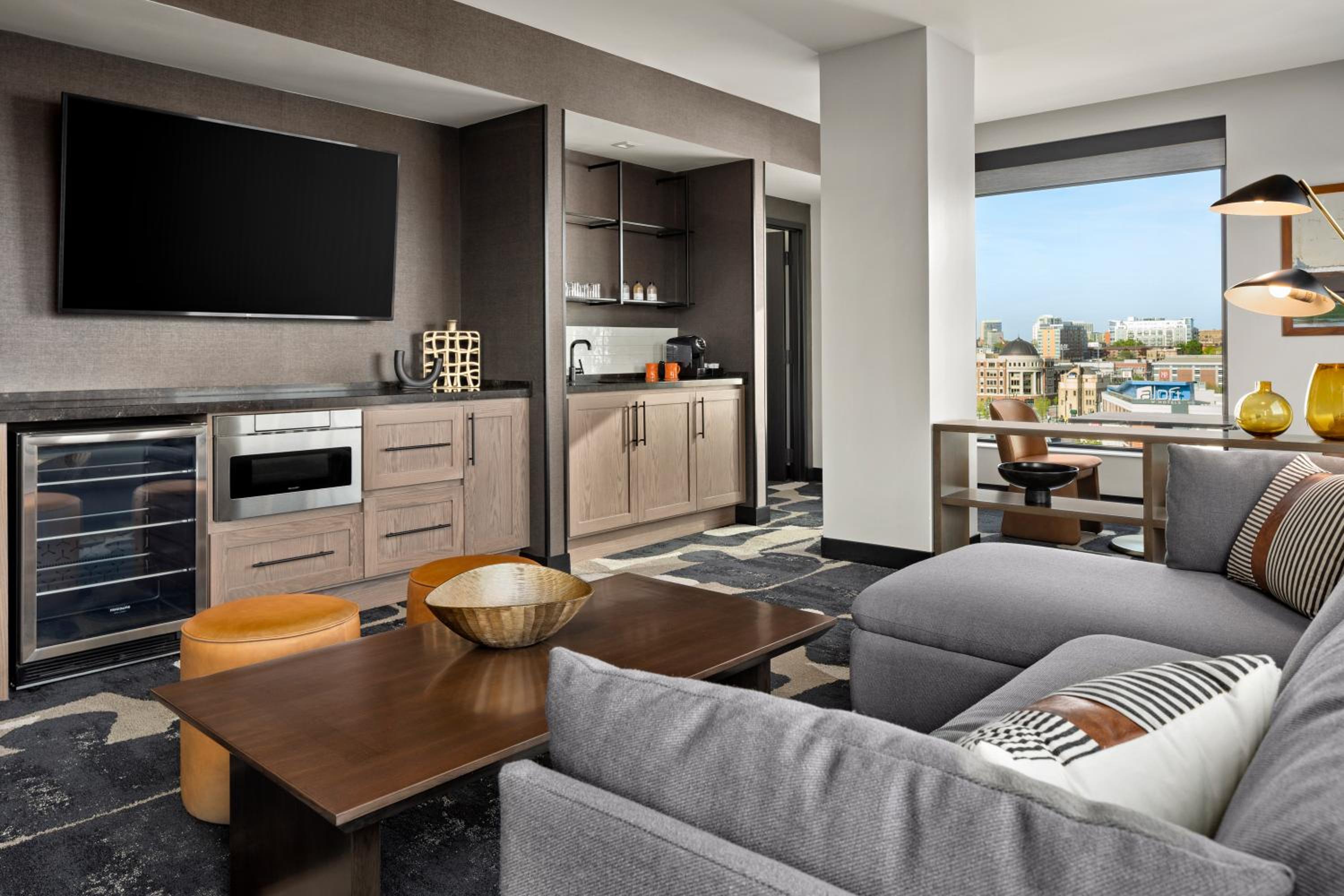 One-Bedroom King Suite with City View photo 2