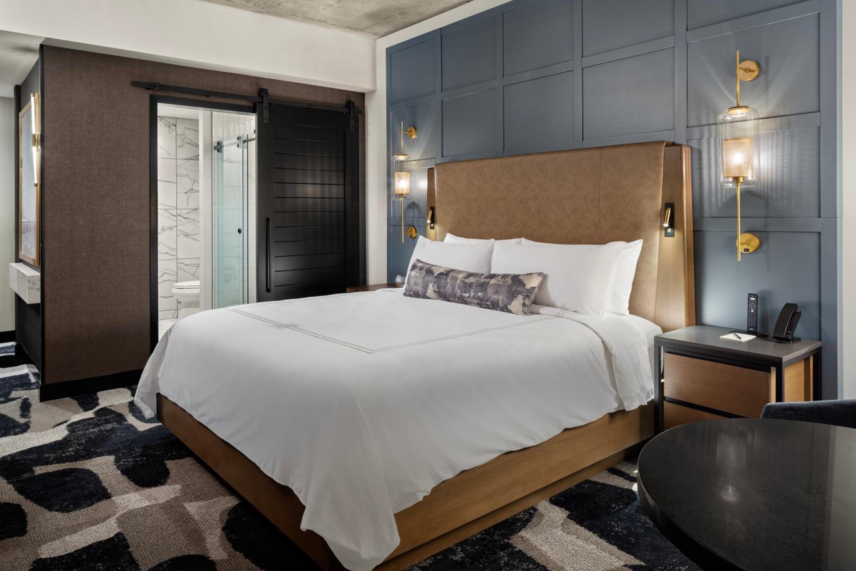 Standard King Room with City View - Photo 2