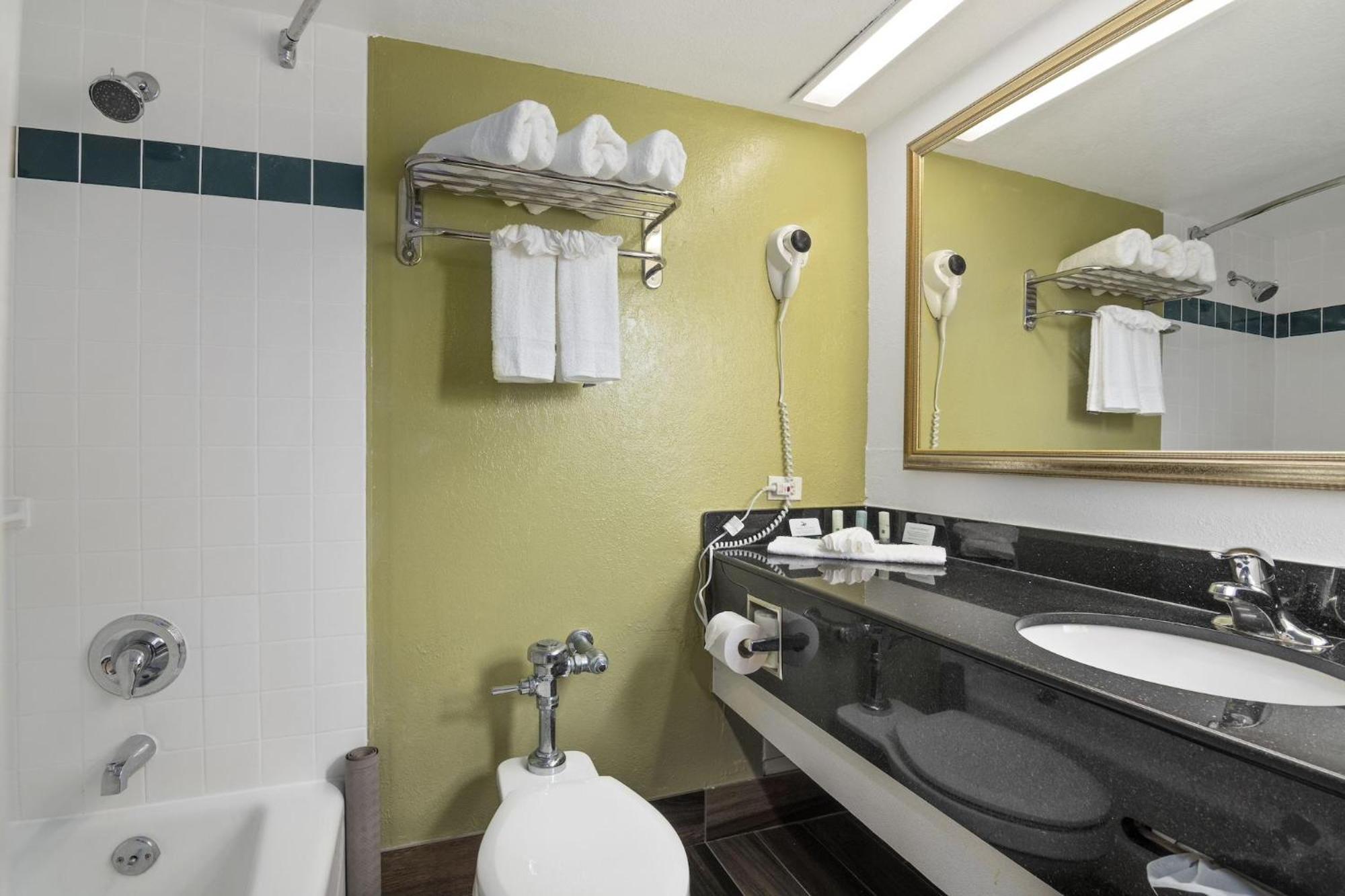 Double Room with Two Double Beds - Non-Smoking - Photo 4