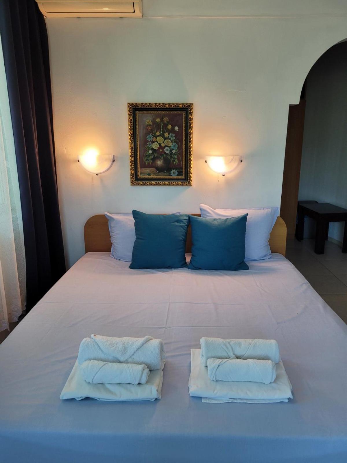 Double or Twin Room with Balcony - Photo 2