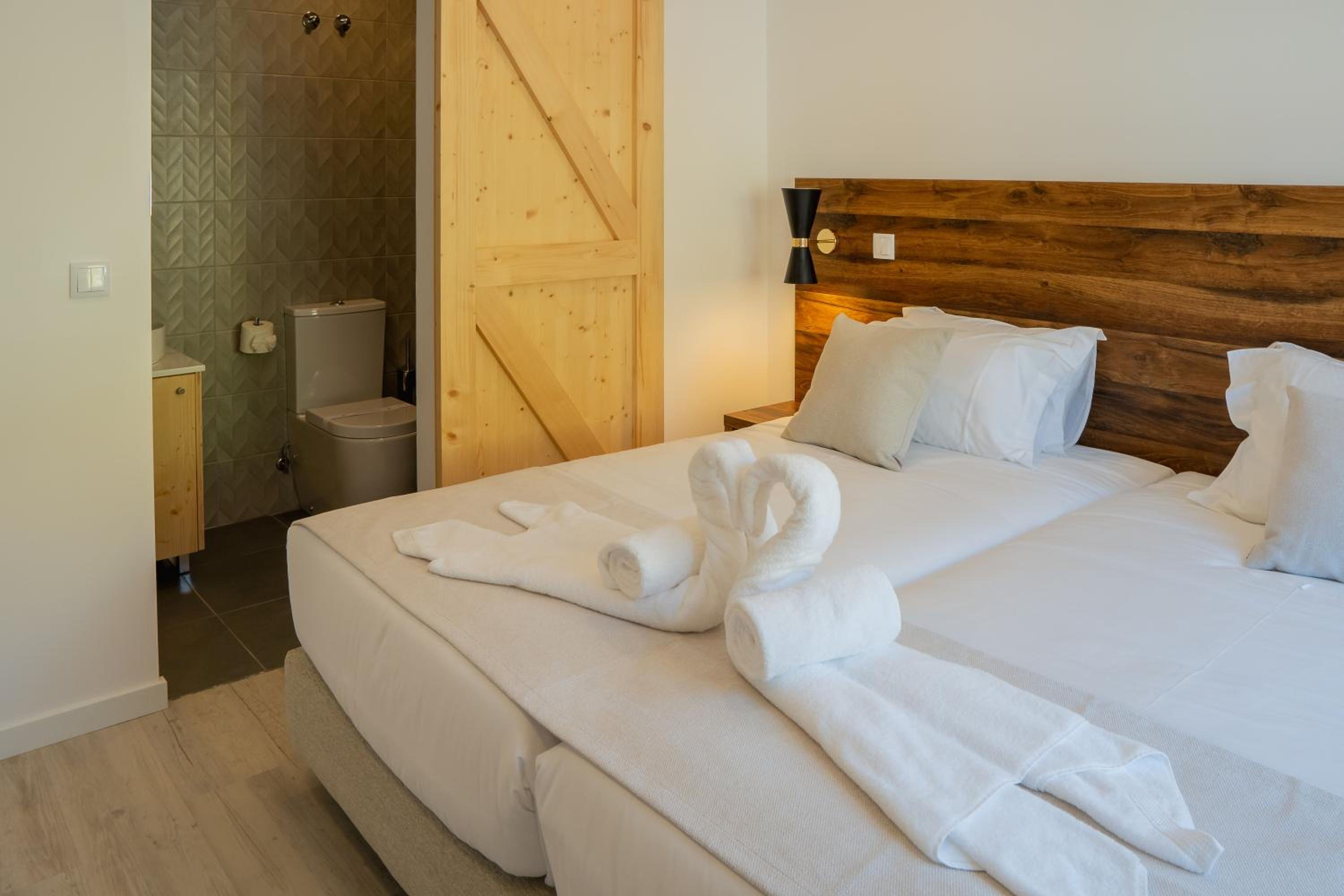 Chambre Double ou Lits Jumeaux - Vue sur Piscine
