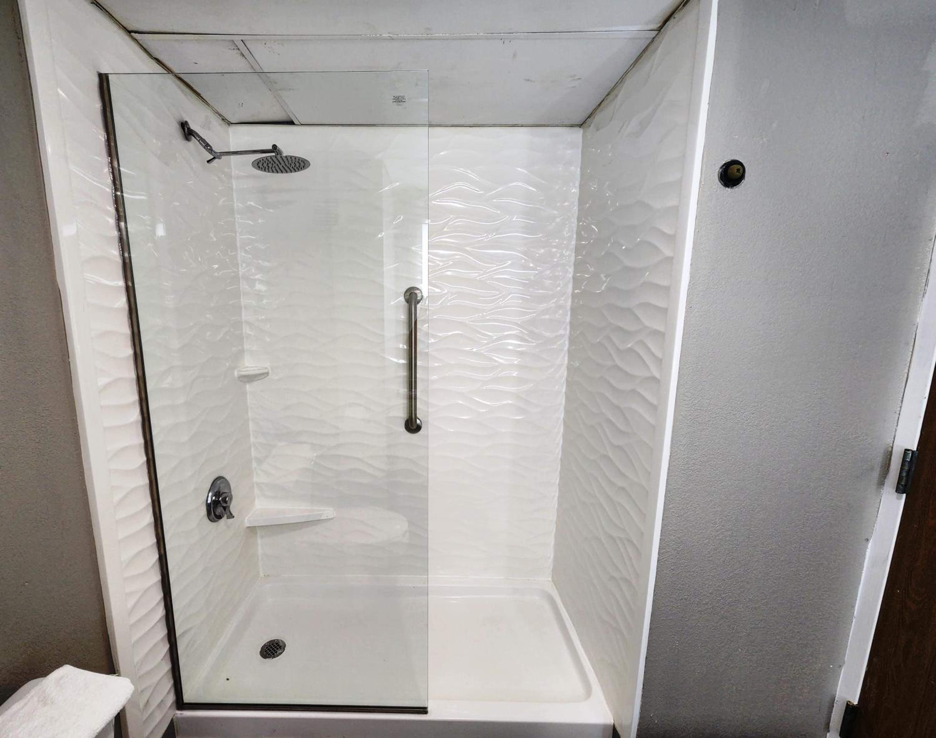 Deluxe King Room - Non-Smoking - Photo 4
